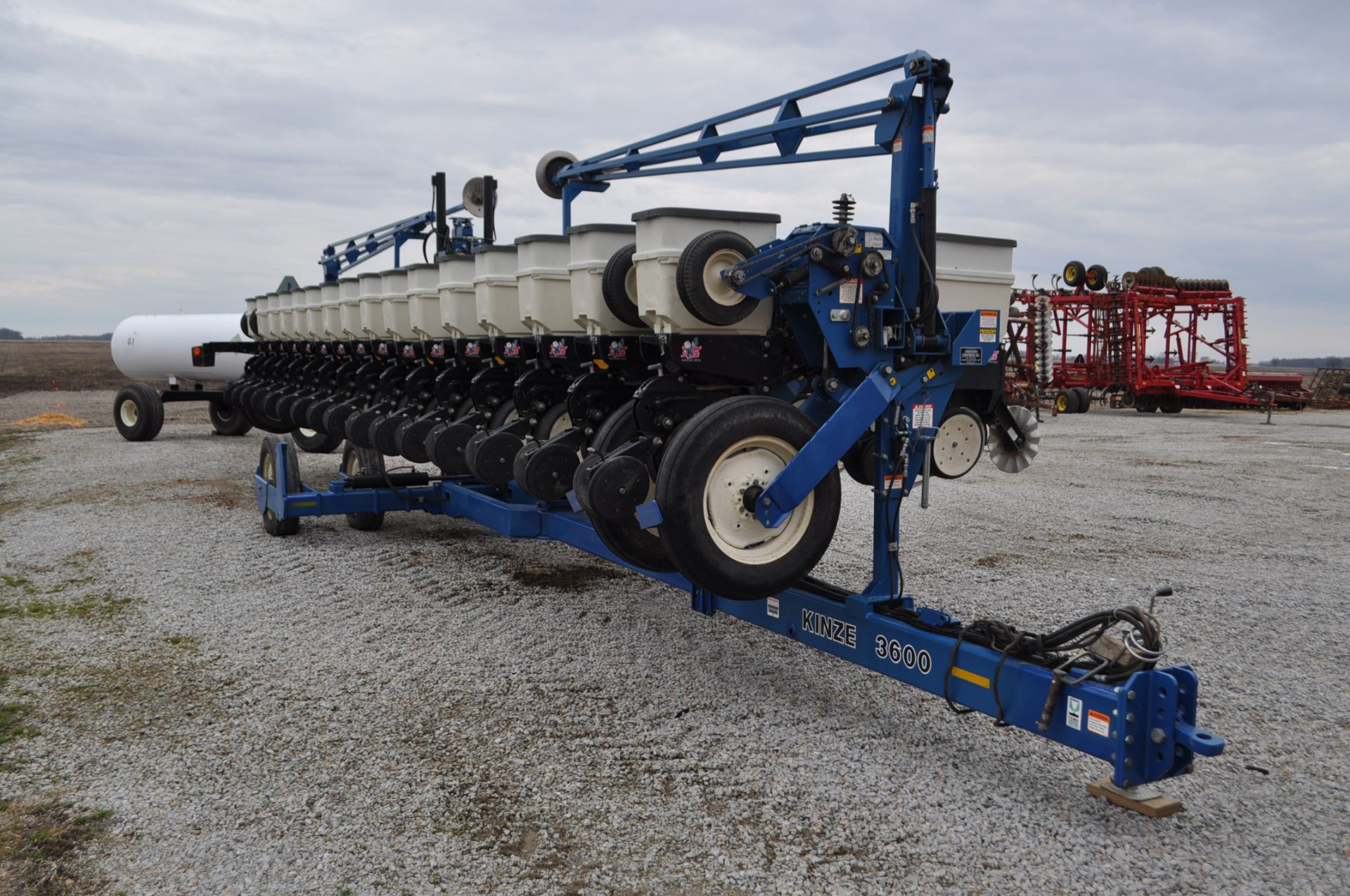 Kinze 3600 16/32 no-till planter, box extensions, markers, ground drive, rubber closing wheels, - Image 2 of 10