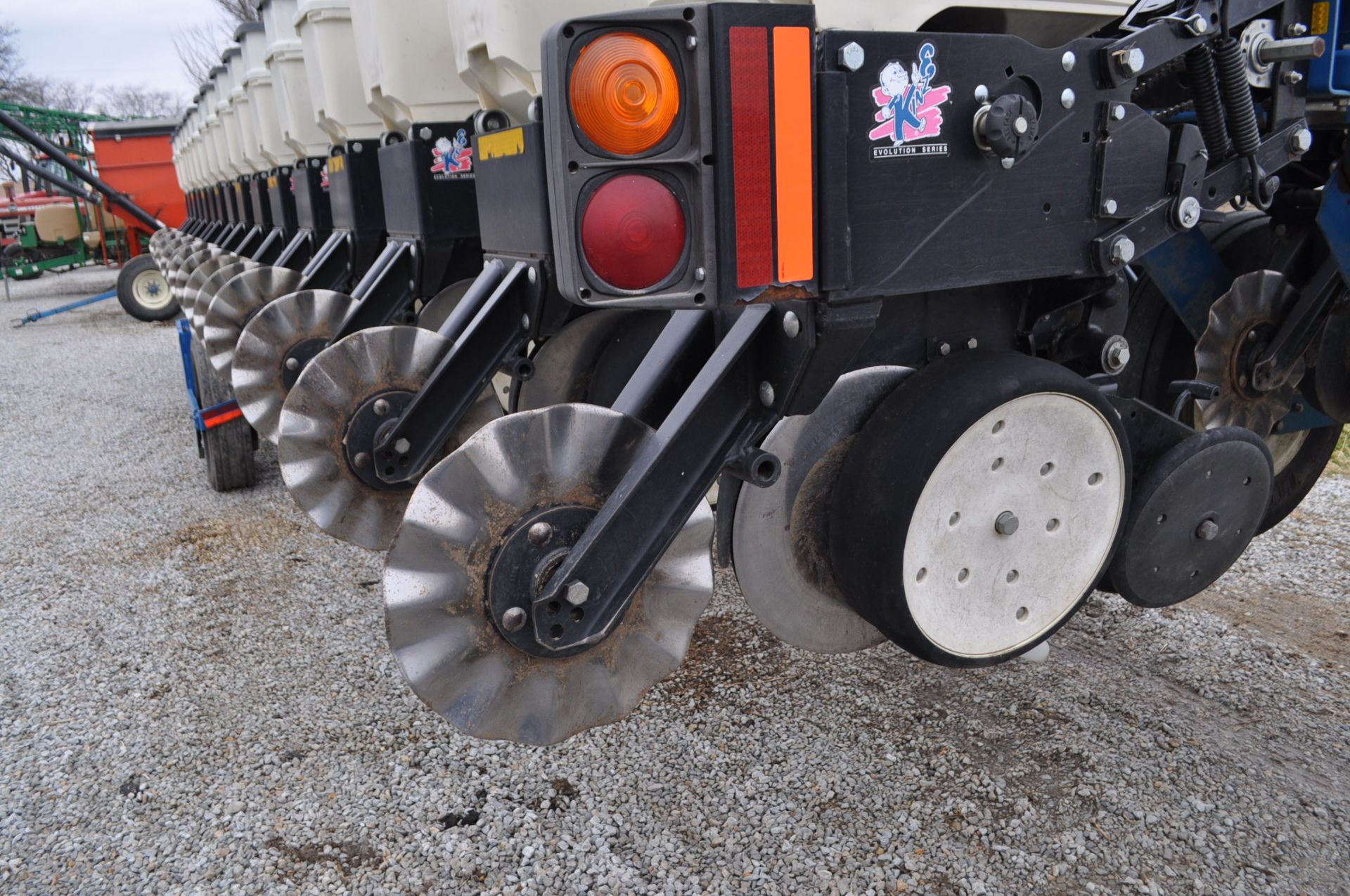 Kinze 3600 16/32 no-till planter, box extensions, markers, ground drive, rubber closing wheels, - Image 5 of 10