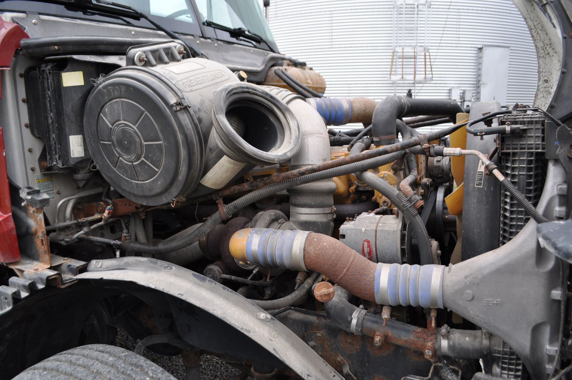 2004 Freightliner Columbia truck, single axle, 355 hp C-12 CAT, 10 spd Eaton, air ride, 295/75 R - Image 9 of 15