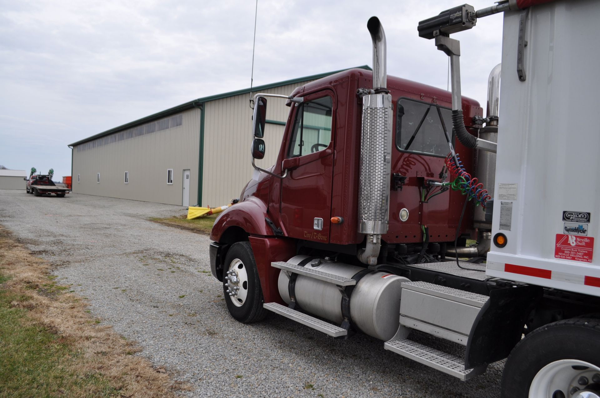 2004 Freightliner Columbia truck, single axle, 355 hp C-12 CAT, 10 spd Eaton, air ride, 295/75 R - Image 3 of 15