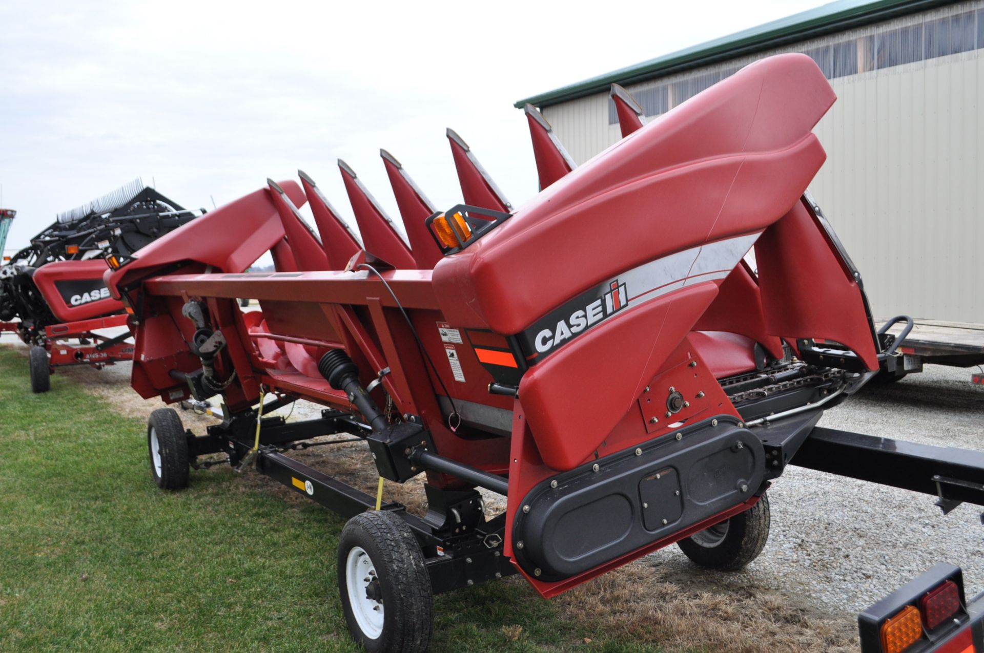 Case IH 3408 8 row x 30” corn head, poly, hyd deck plates, knife rolls, 600 acres on sprockets and - Image 3 of 15