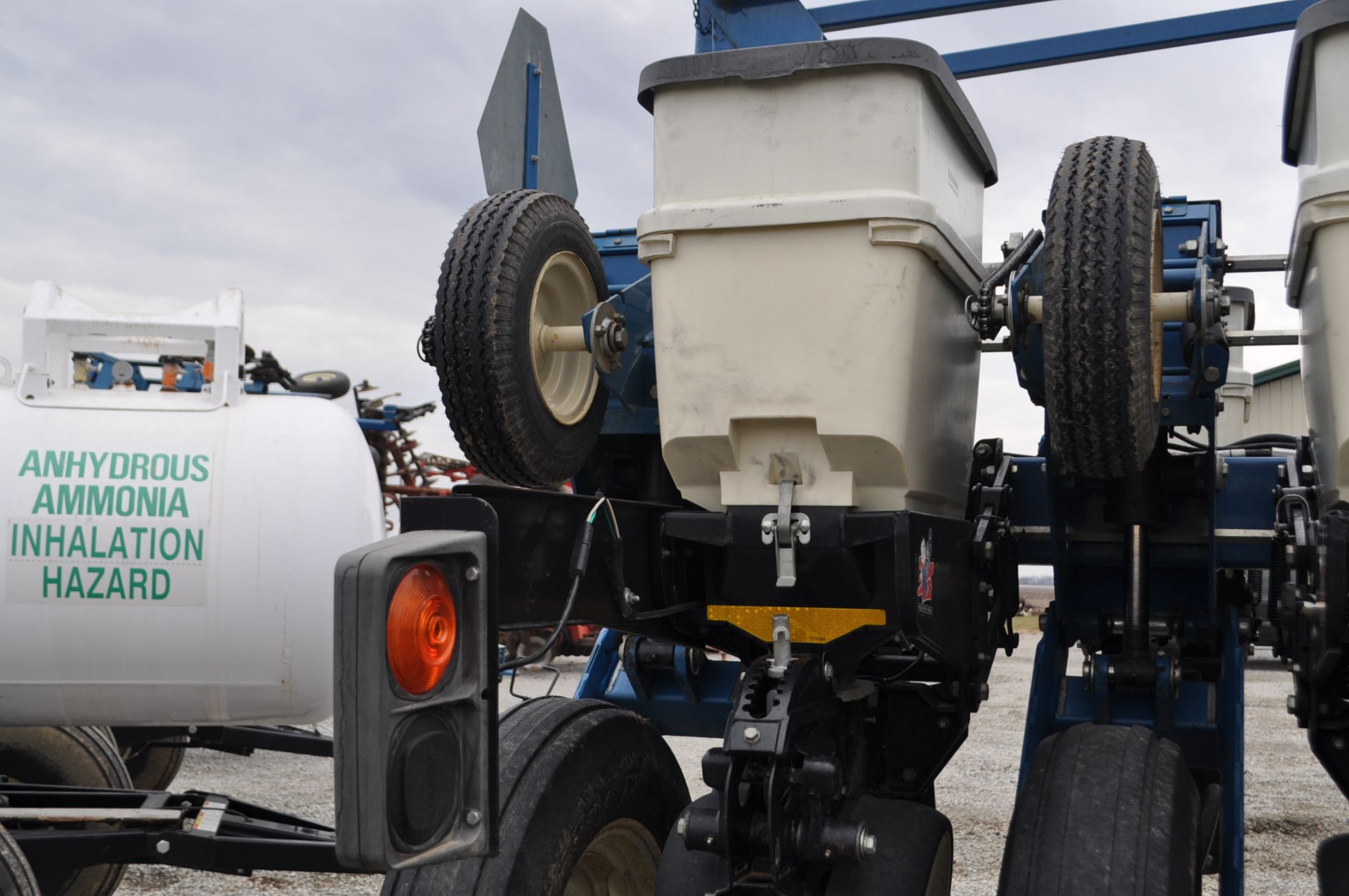 Kinze 3600 16/32 no-till planter, box extensions, markers, ground drive, rubber closing wheels, - Image 7 of 10