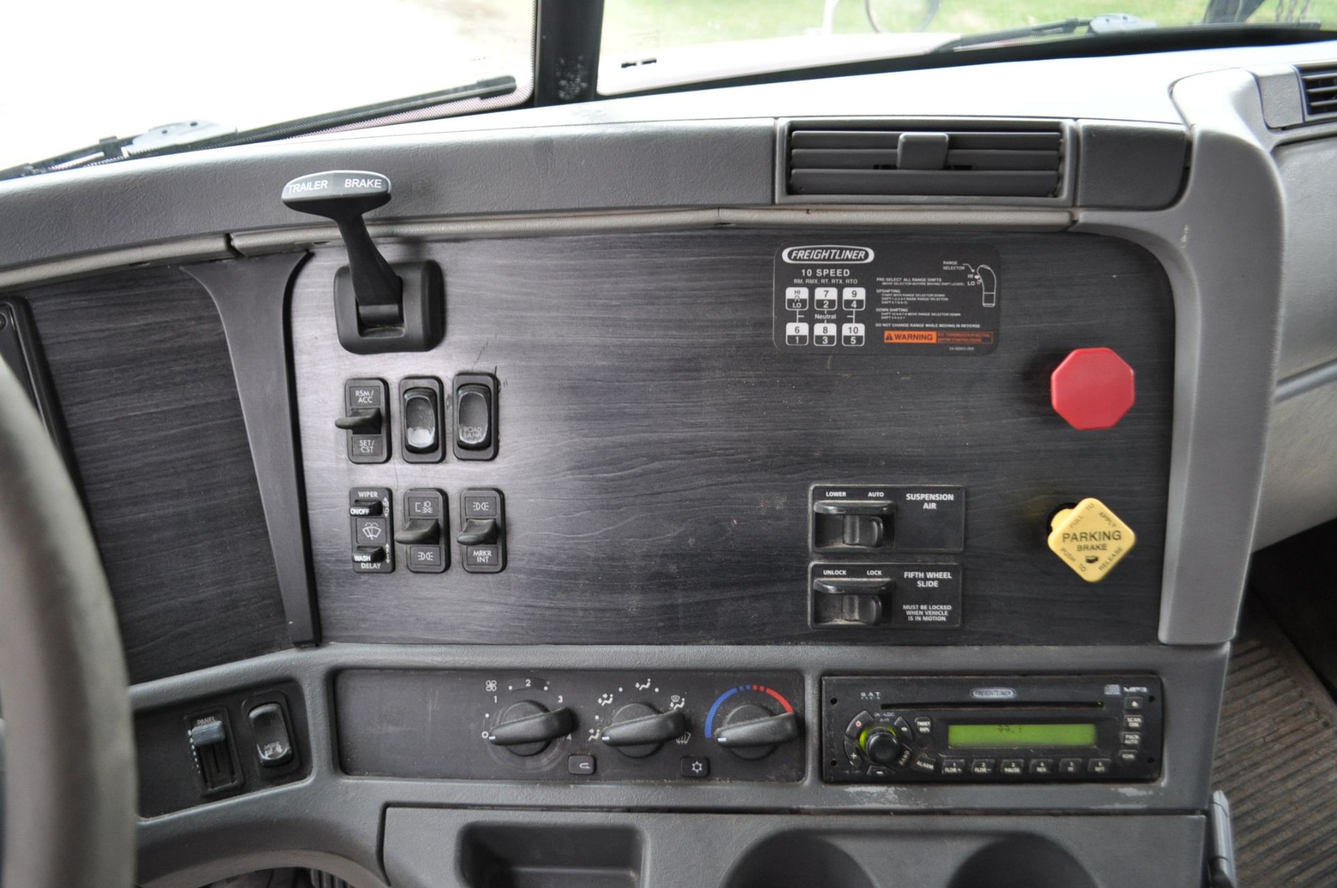 2004 Freightliner Columbia truck, single axle, 355 hp C-12 CAT, 10 spd Eaton, air ride, 295/75 R - Image 11 of 15