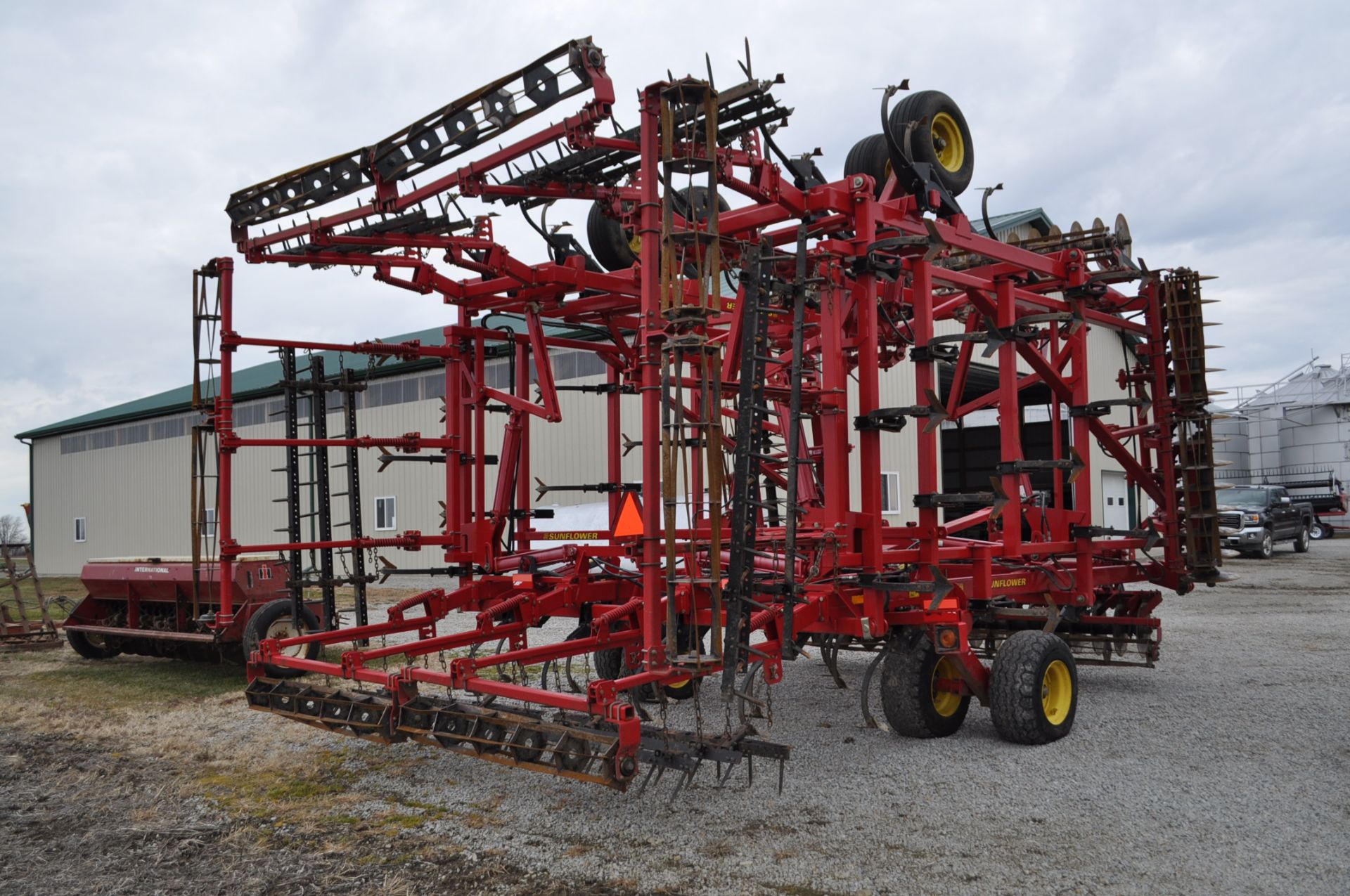 43’ Sunflower 6433 soil finisher, discs, rolling baskets, sweeps, 3-bar harrow, rear rolling - Image 3 of 13