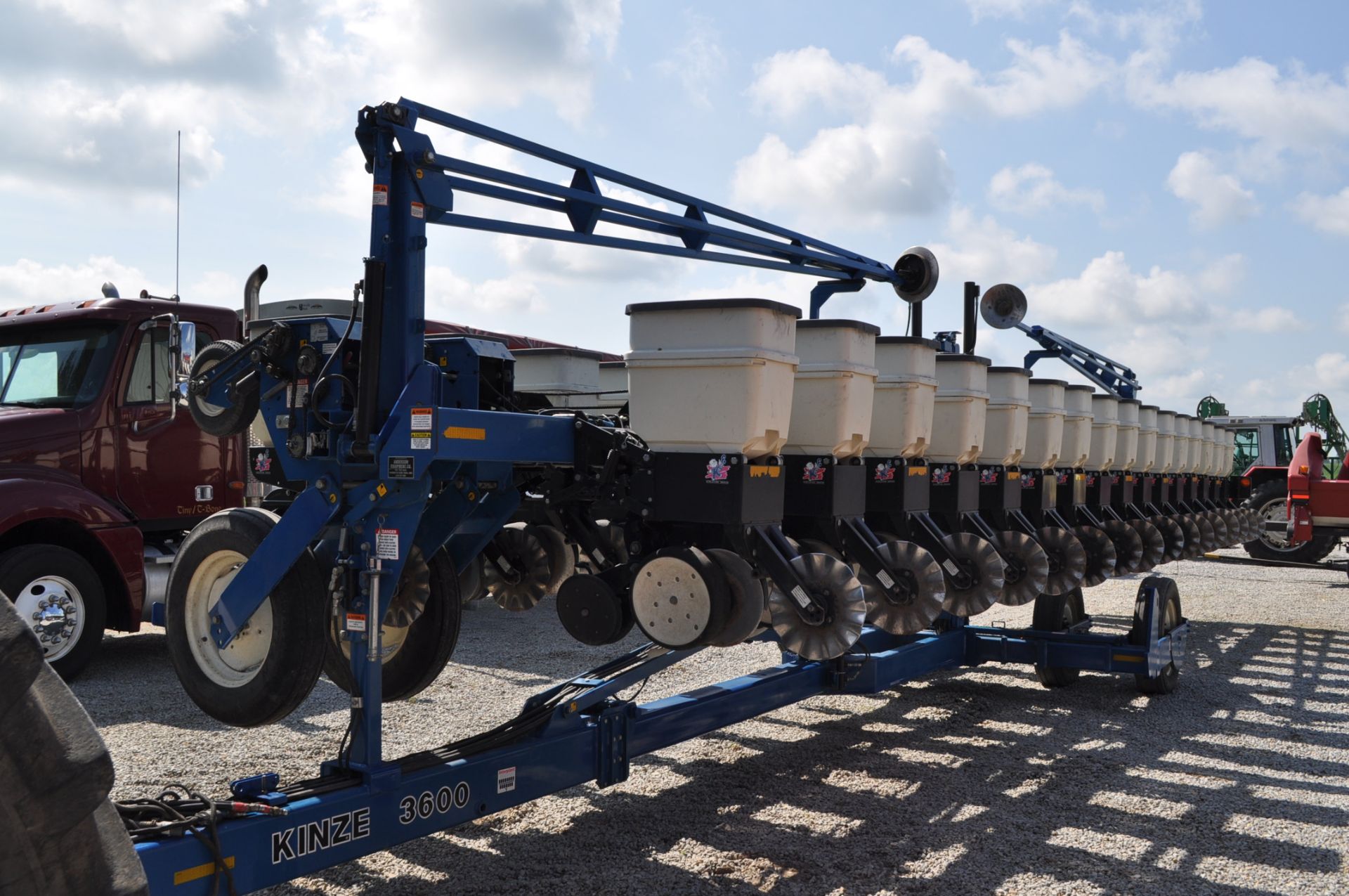 Kinze 3600 16/32 no-till planter, box extensions, markers, ground drive, rubber closing wheels, - Image 10 of 10