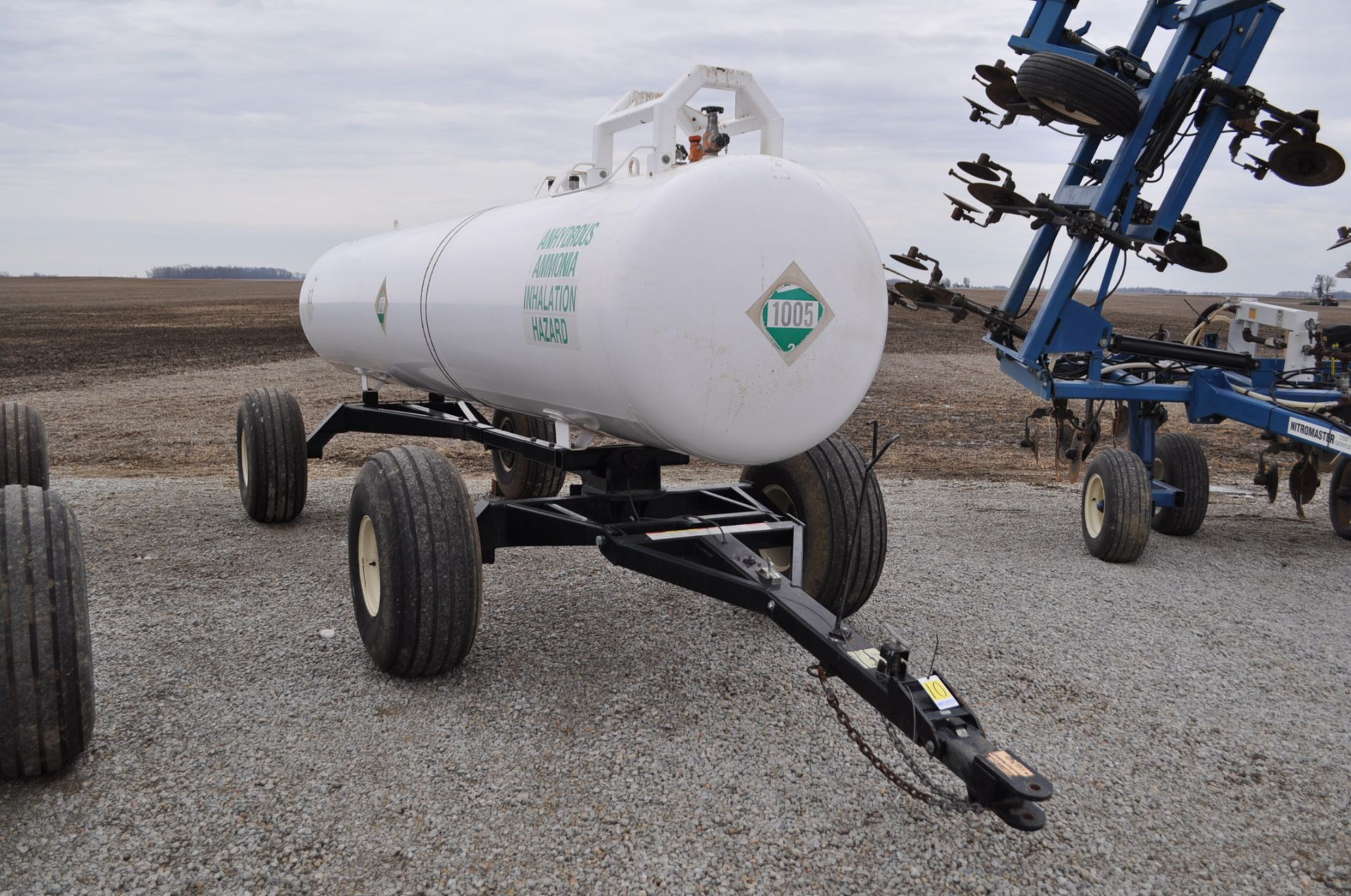 2014 2000 gallon NH3 wagons, 16.5L-16.1 tires, Benke Ent. gear, Trinity tanks, 84" wheel track - Image 4 of 7