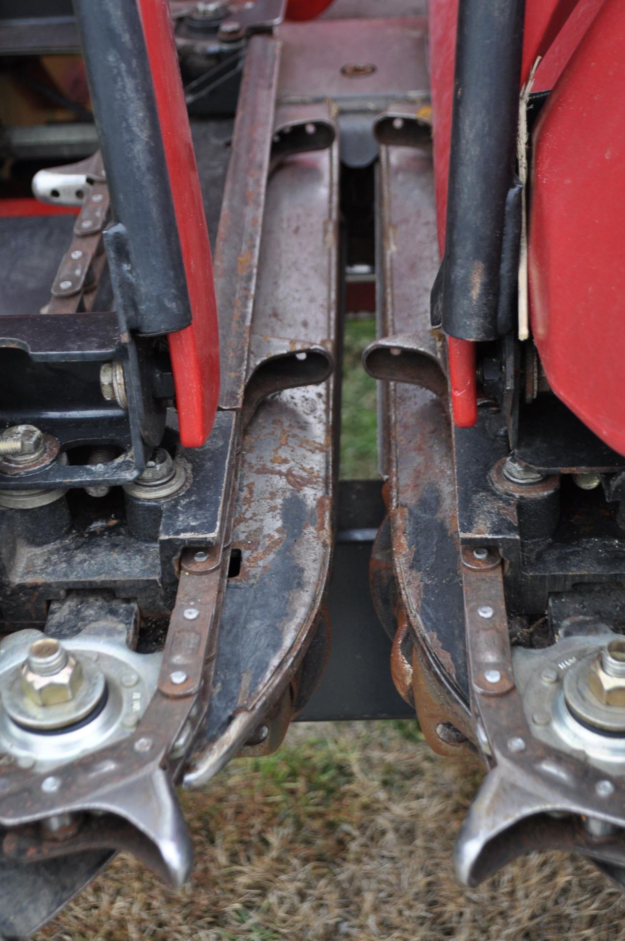 Case IH 3408 8 row x 30” corn head, poly, hyd deck plates, knife rolls, 600 acres on sprockets and - Image 5 of 15