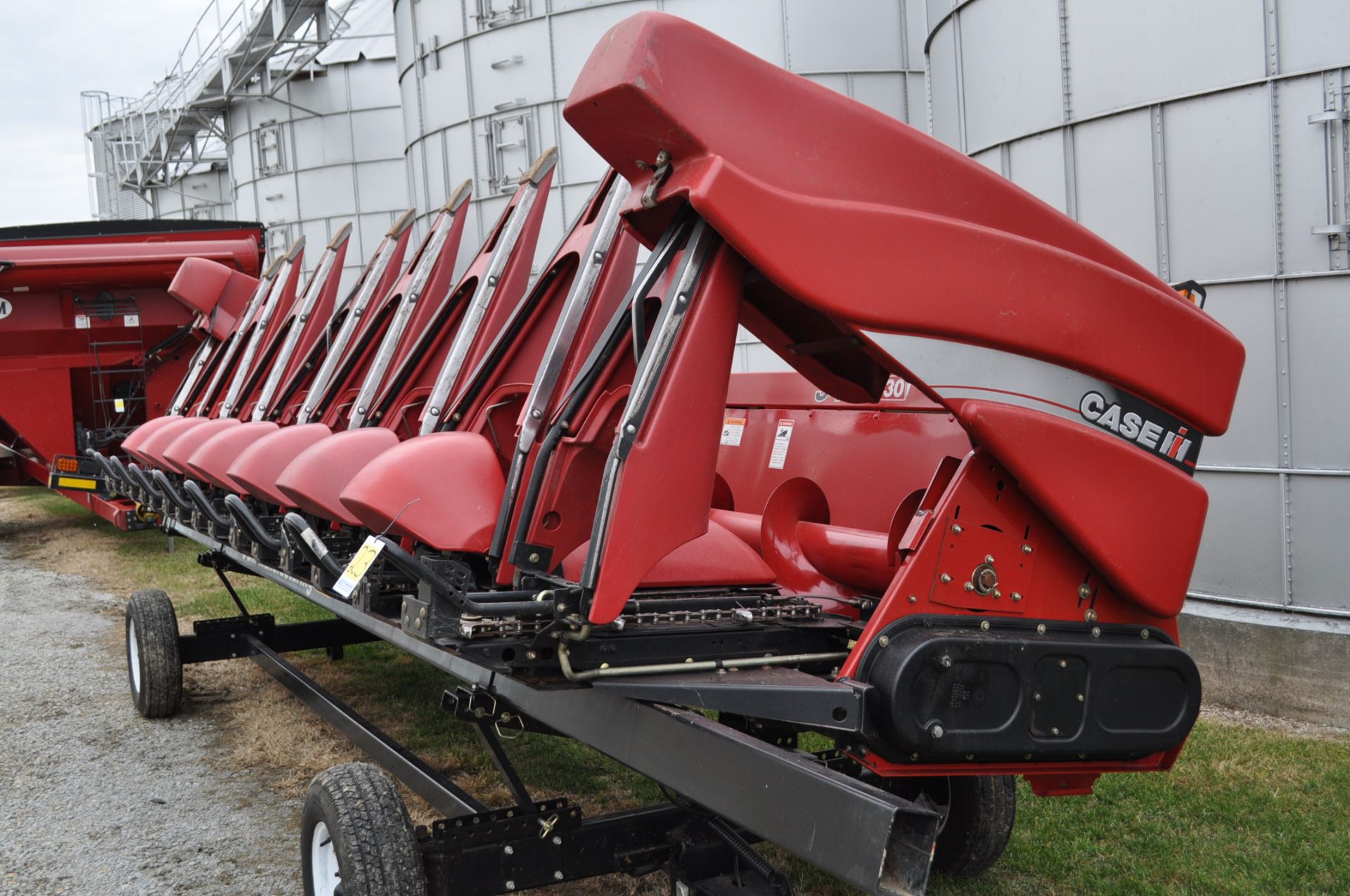 Case IH 3408 8 row x 30” corn head, poly, hyd deck plates, knife rolls, 600 acres on sprockets and