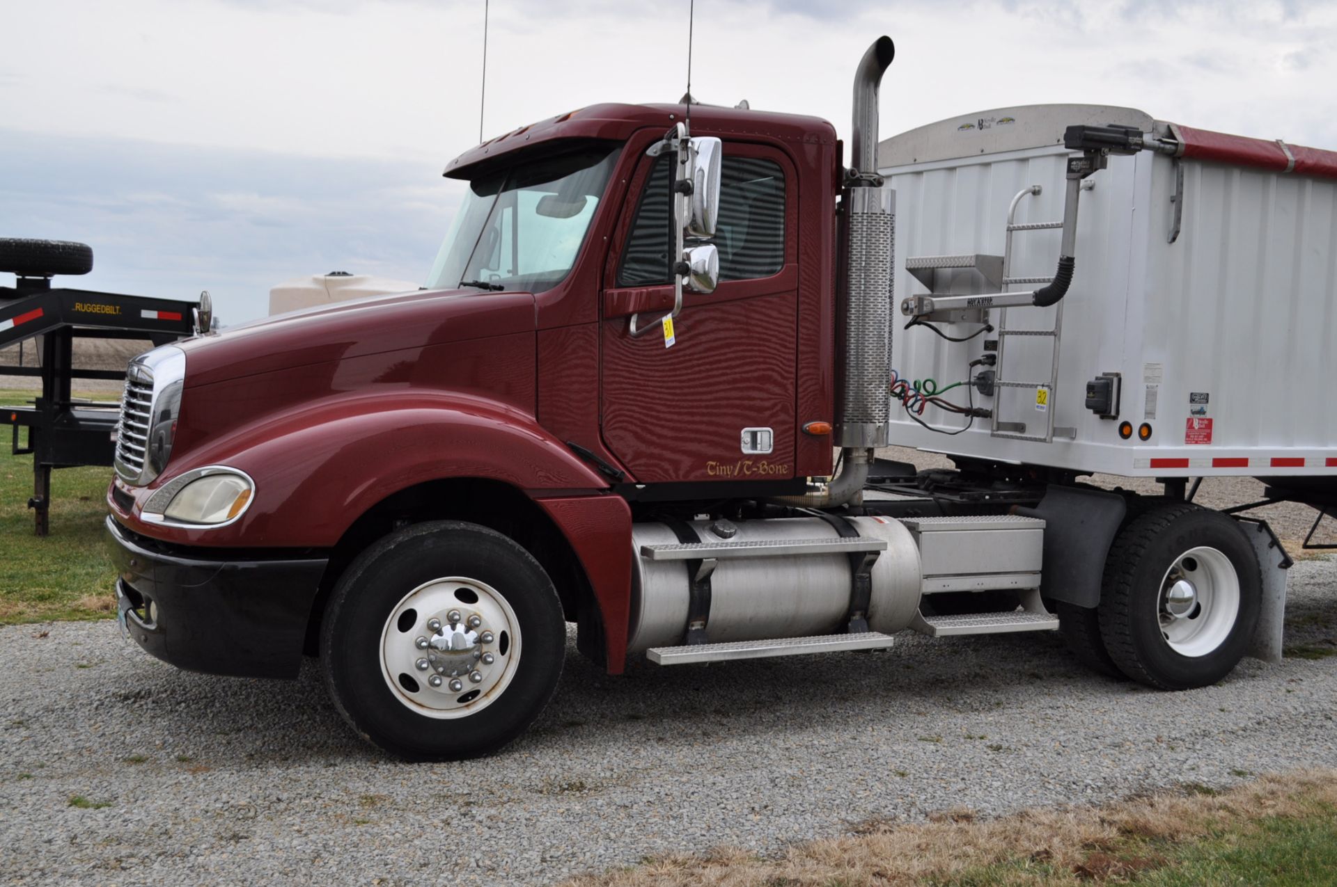 2004 Freightliner Columbia truck, single axle, 355 hp C-12 CAT, 10 spd Eaton, air ride, 295/75 R