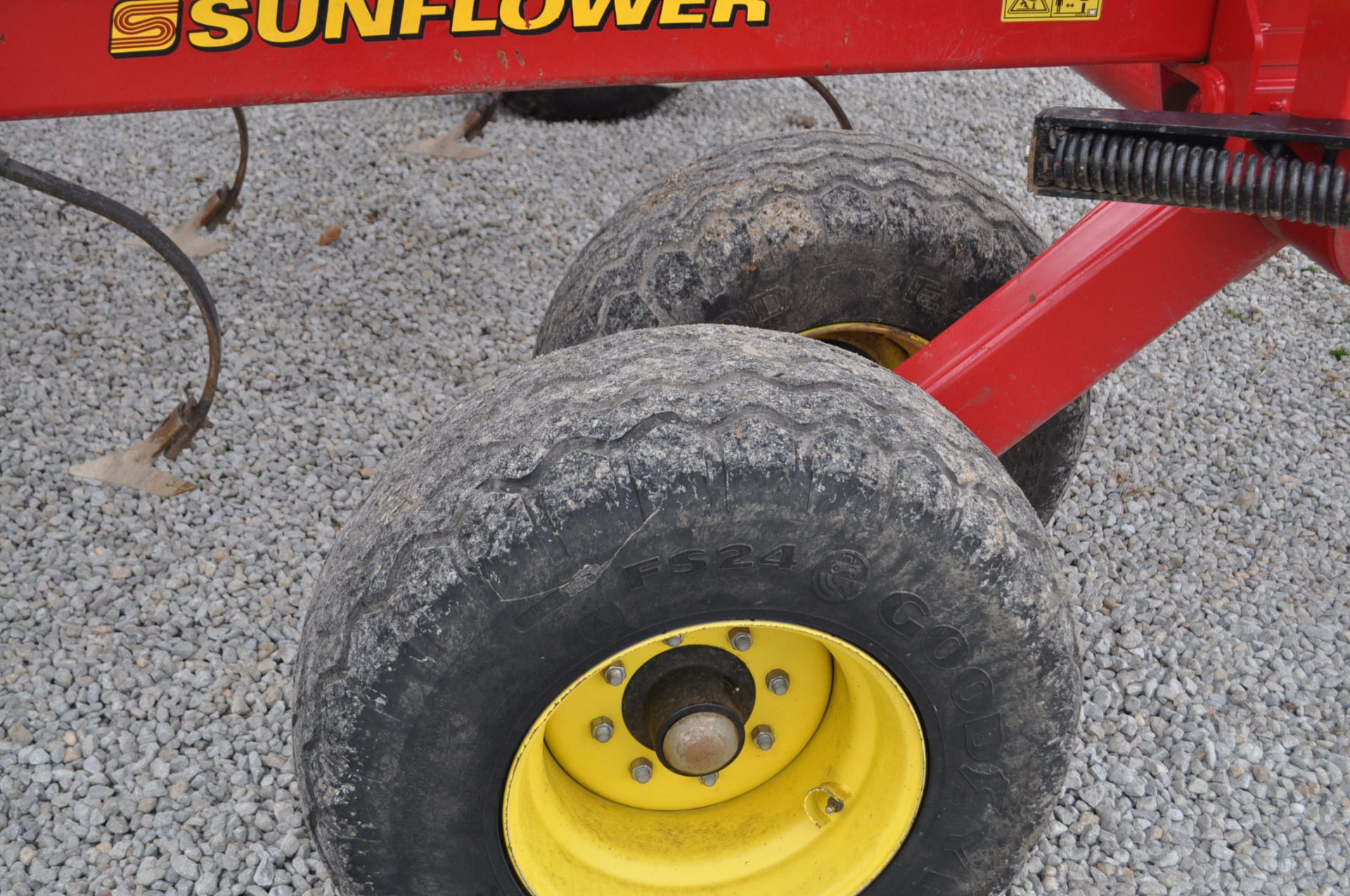 43’ Sunflower 6433 soil finisher, discs, rolling baskets, sweeps, 3-bar harrow, rear rolling - Image 12 of 13