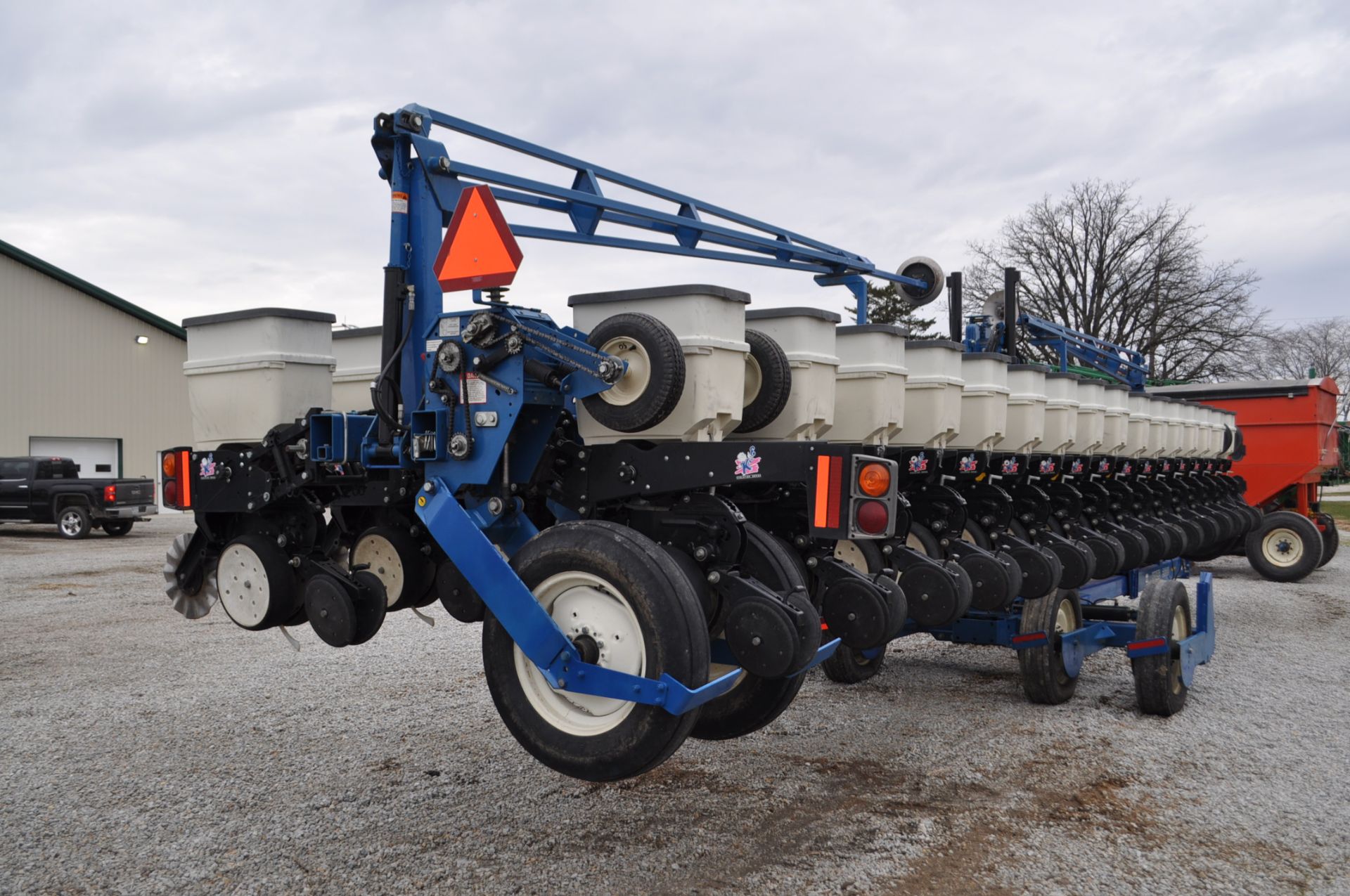 Kinze 3600 16/32 no-till planter, box extensions, markers, ground drive, rubber closing wheels, - Image 3 of 10