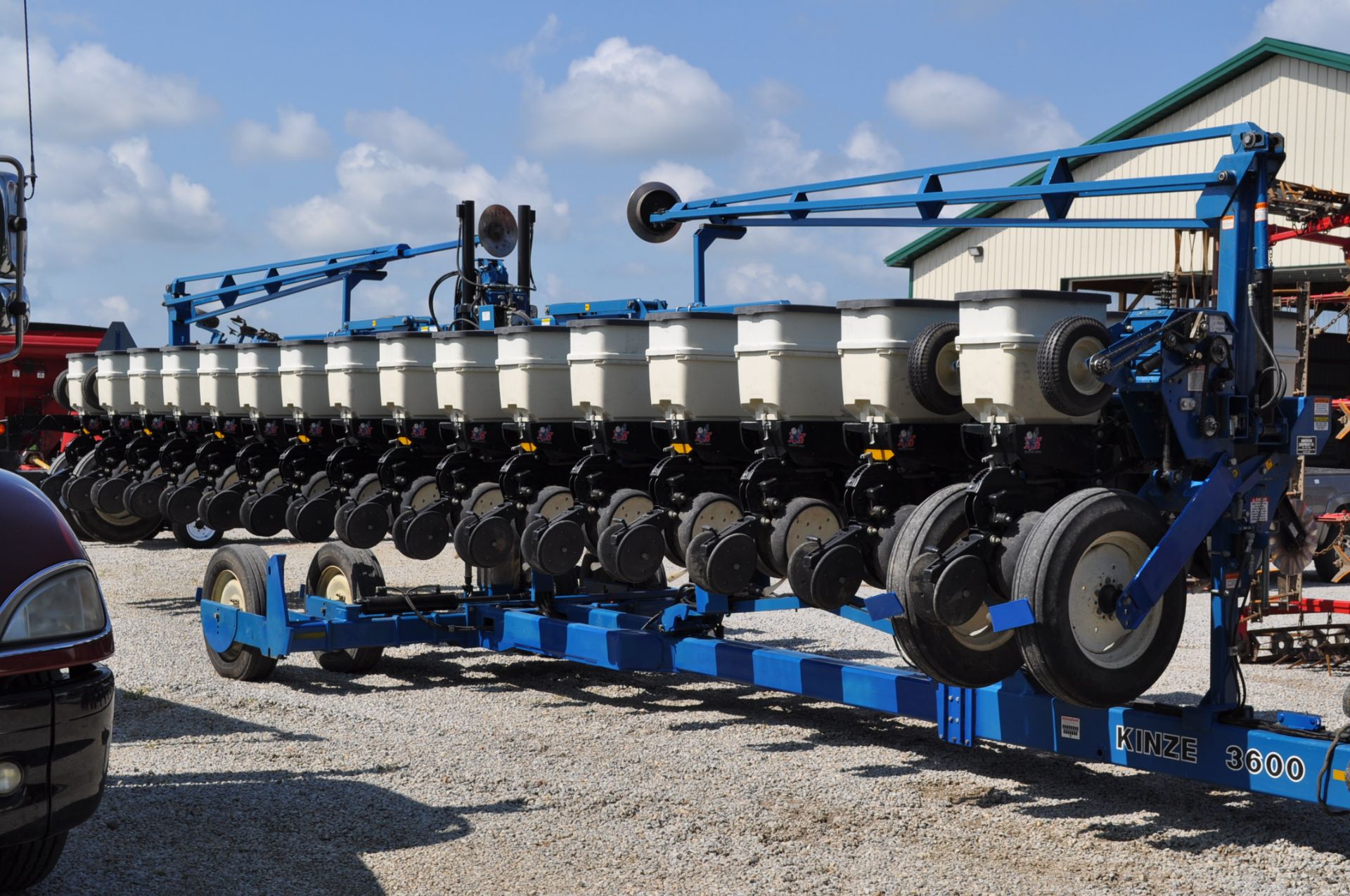 Kinze 3600 16/32 no-till planter, box extensions, markers, ground drive, rubber closing wheels, - Image 9 of 10