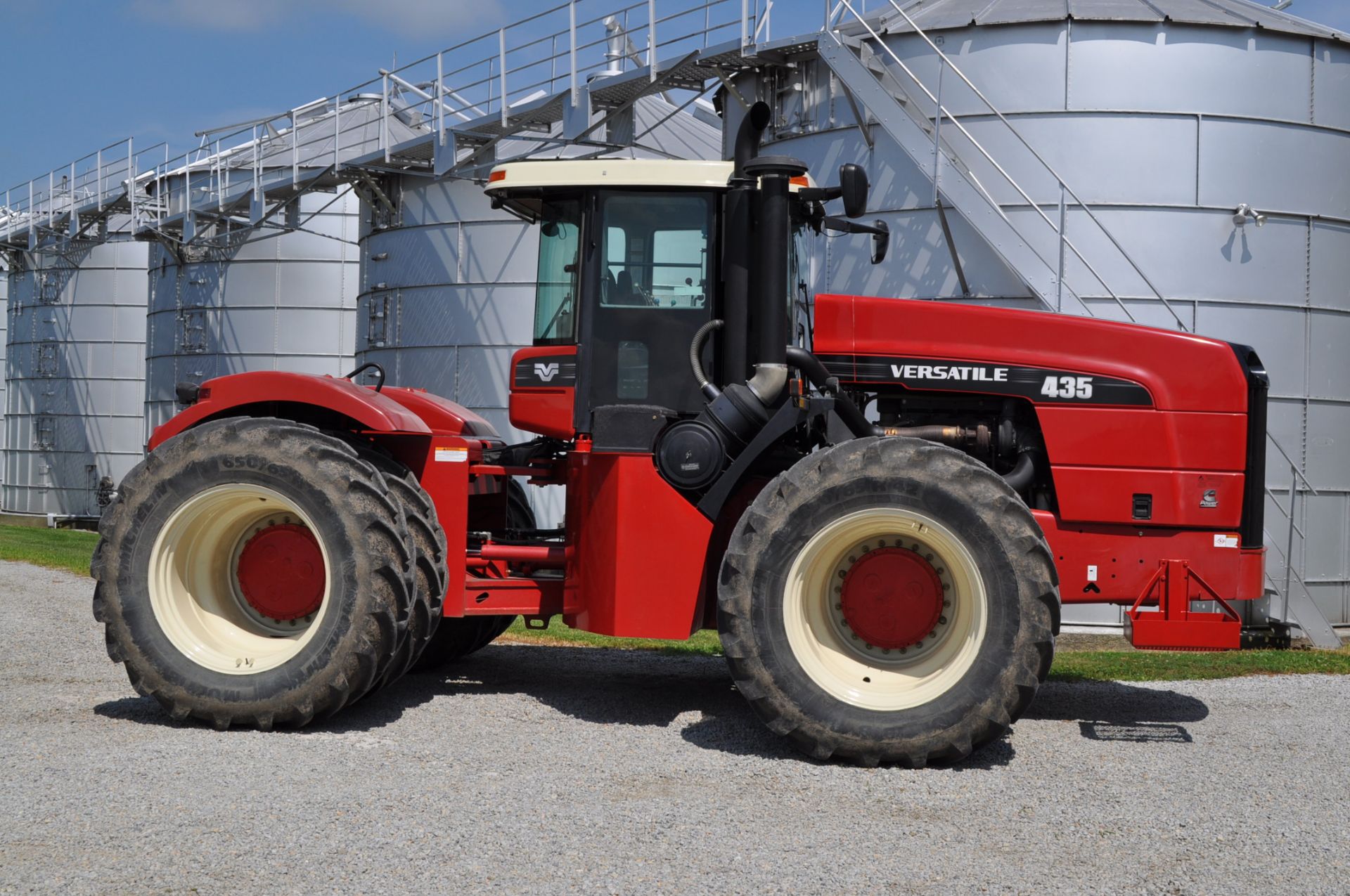 Versatile 435 4WD tractor, 650/65R42 duals, 12 sp manual trans, 1568 hrs, 6 hyd remotes, SN 700918 - Image 19 of 19