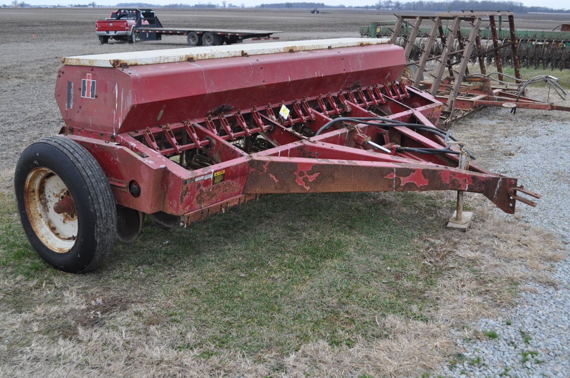 12’ International 510 end-wheel drill, 7 1/2” spacing - Image 4 of 10