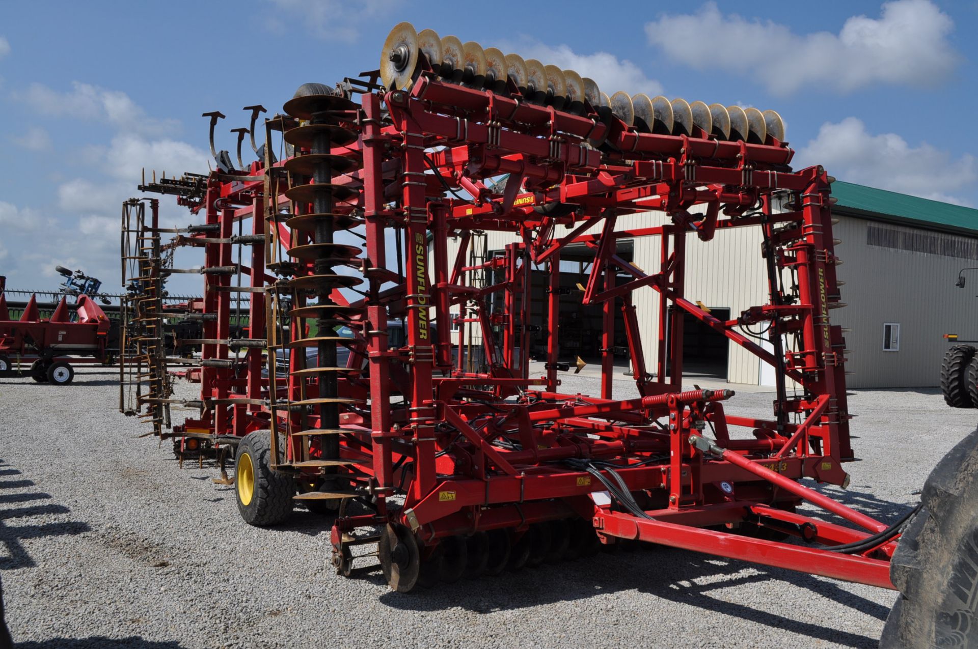 43’ Sunflower 6433 soil finisher, discs, rolling baskets, sweeps, 3-bar harrow, rear rolling - Image 13 of 13