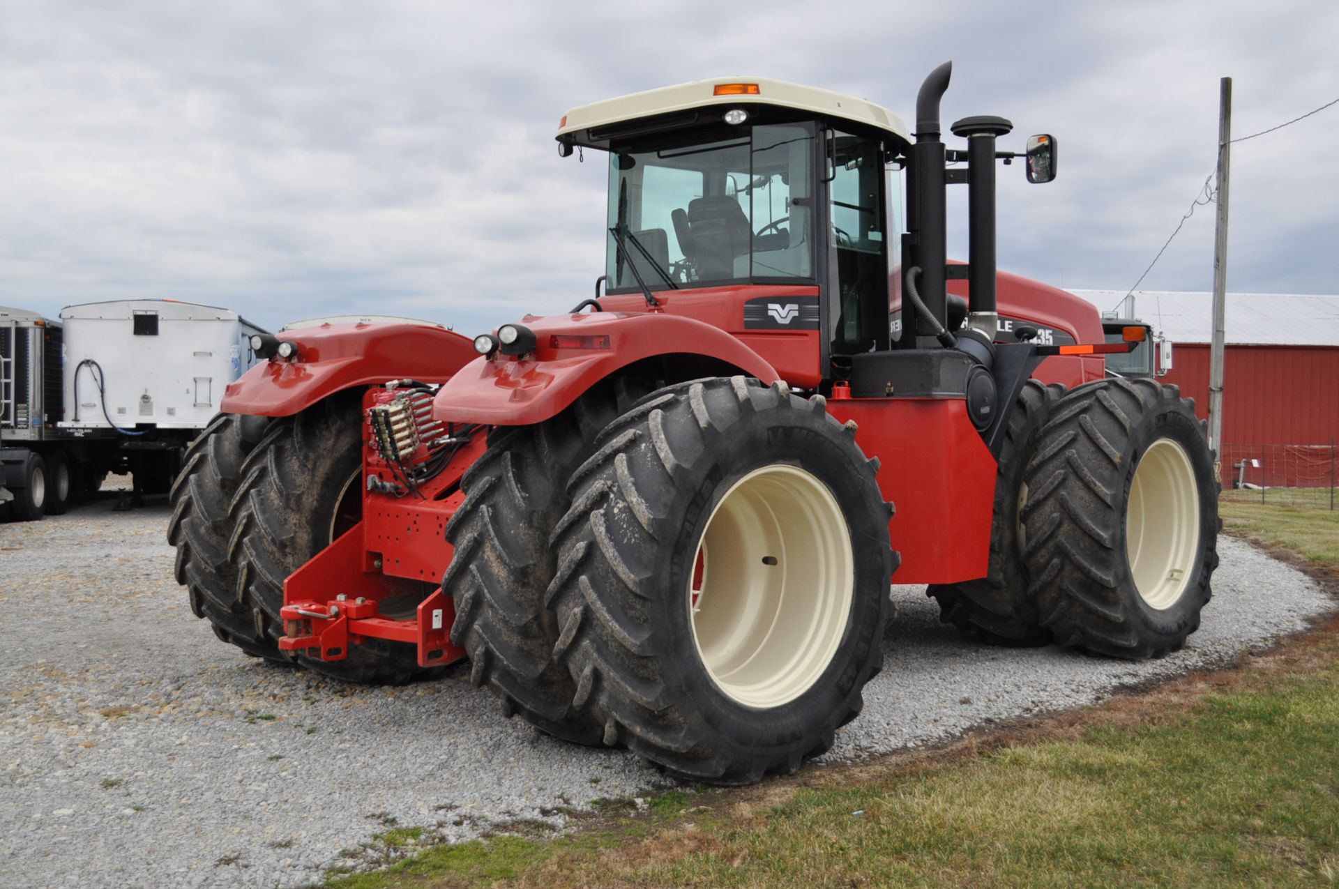 Versatile 435 4WD tractor, 650/65R42 duals, 12 sp manual trans, 1568 hrs, 6 hyd remotes, SN 700918 - Image 4 of 19
