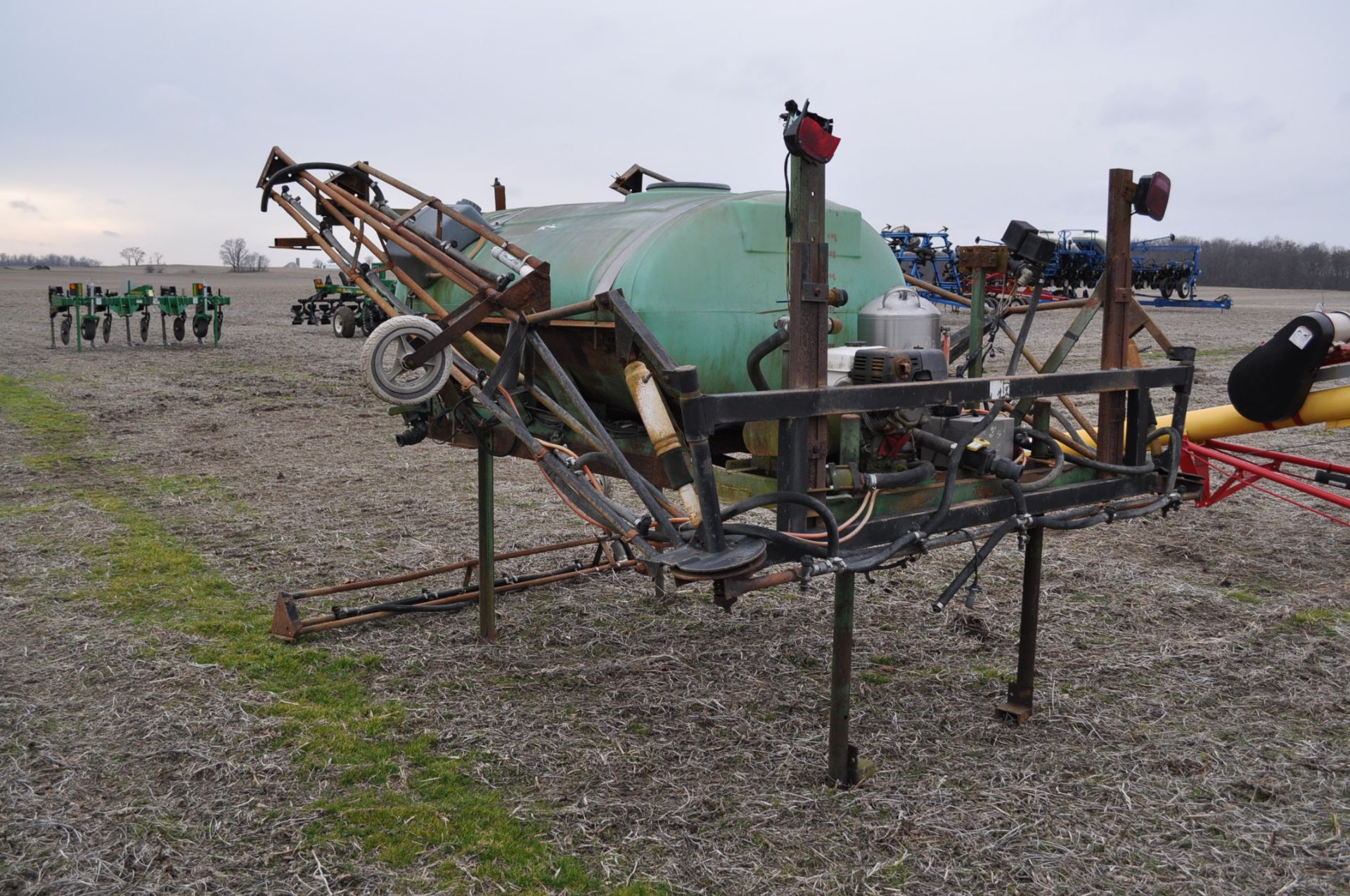 500 gallon poly tank truck bed sprayer, 45’ booms, hydro pump, foamer, Raven controller - Image 2 of 4