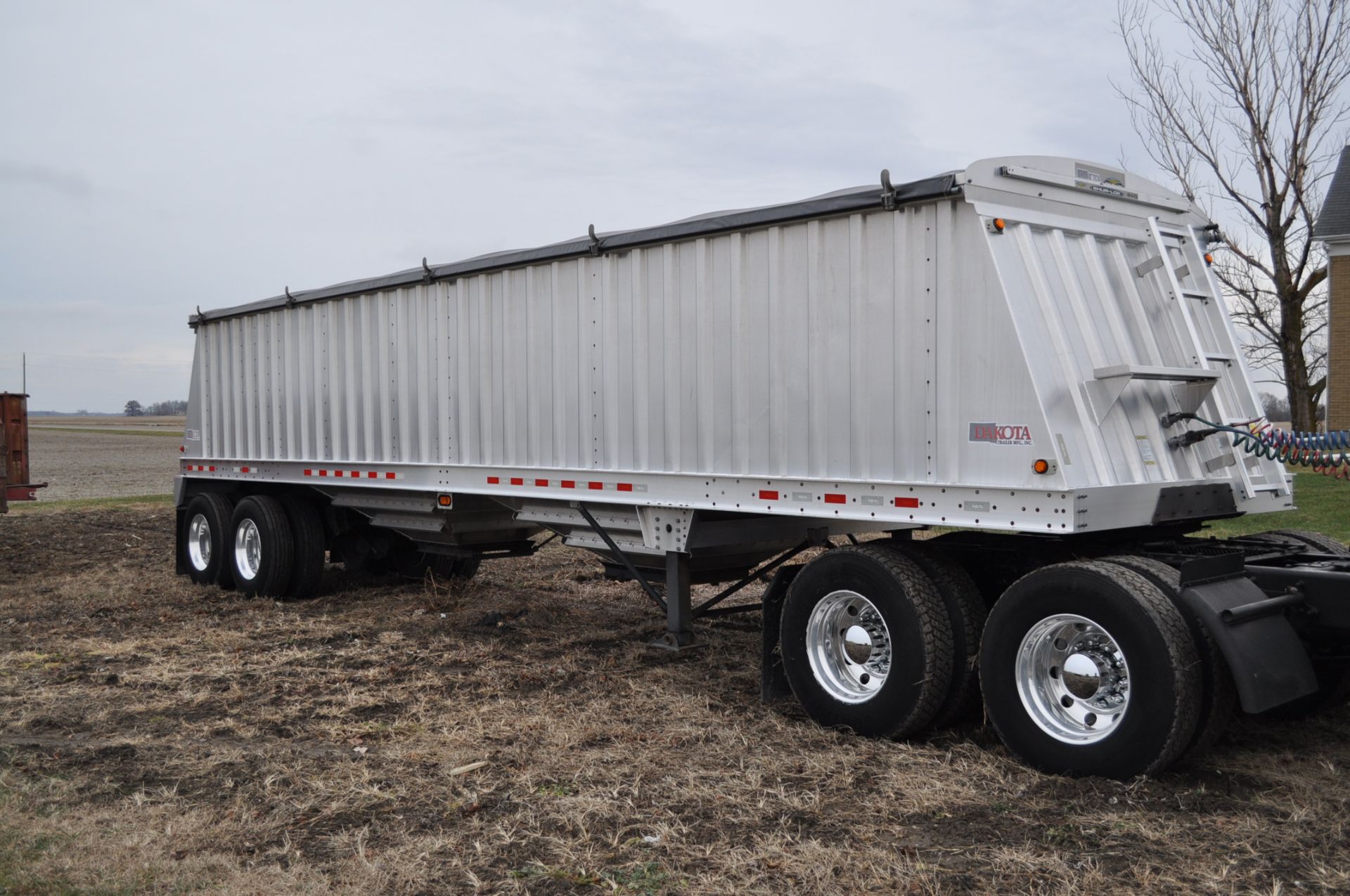 2012 36’ Dakota aluminum trailer, tandem axle, spring ride, 4 aluminum wheels, 11 R 22.5 tires - Image 4 of 4