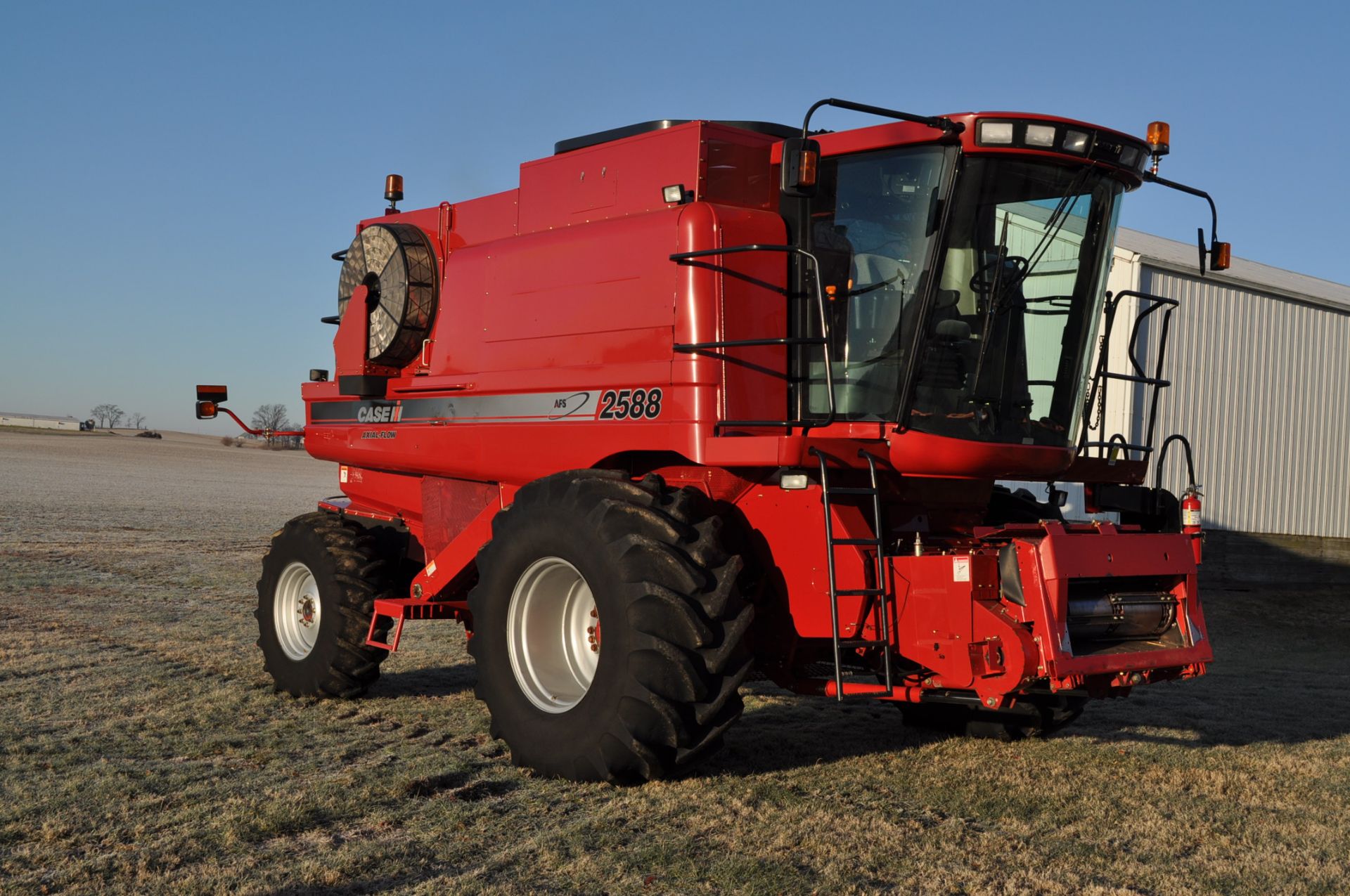 Case IH 2588 combine, 30.5L-32 drive, 18.4-26 rear, 4WD, field tracker, chopper, Mauer bin ext - Image 3 of 30