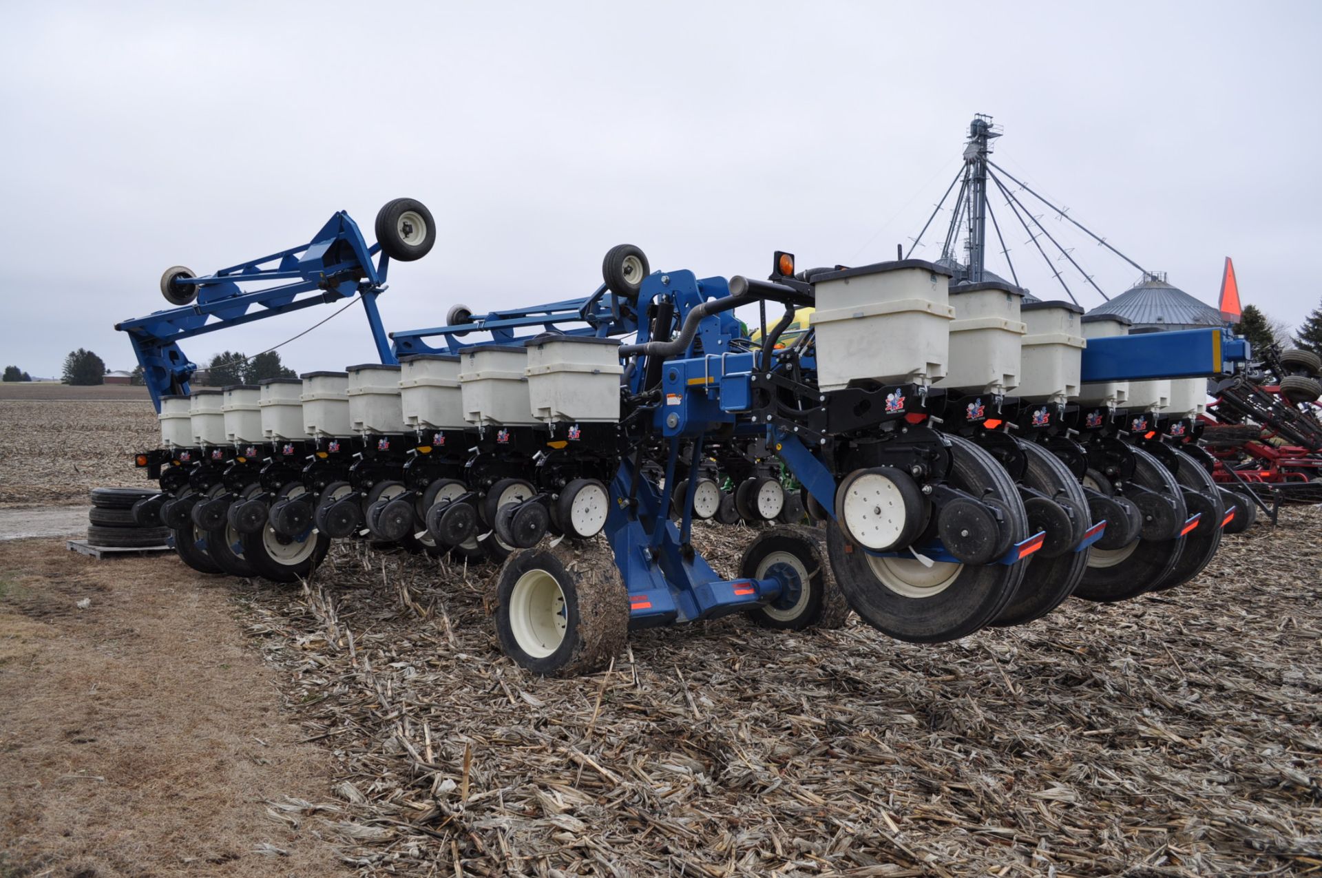 Kinze 24-row 3800 corn planter, front fold, PP Vset meter, V drive, wave vision, delta force down - Image 4 of 18