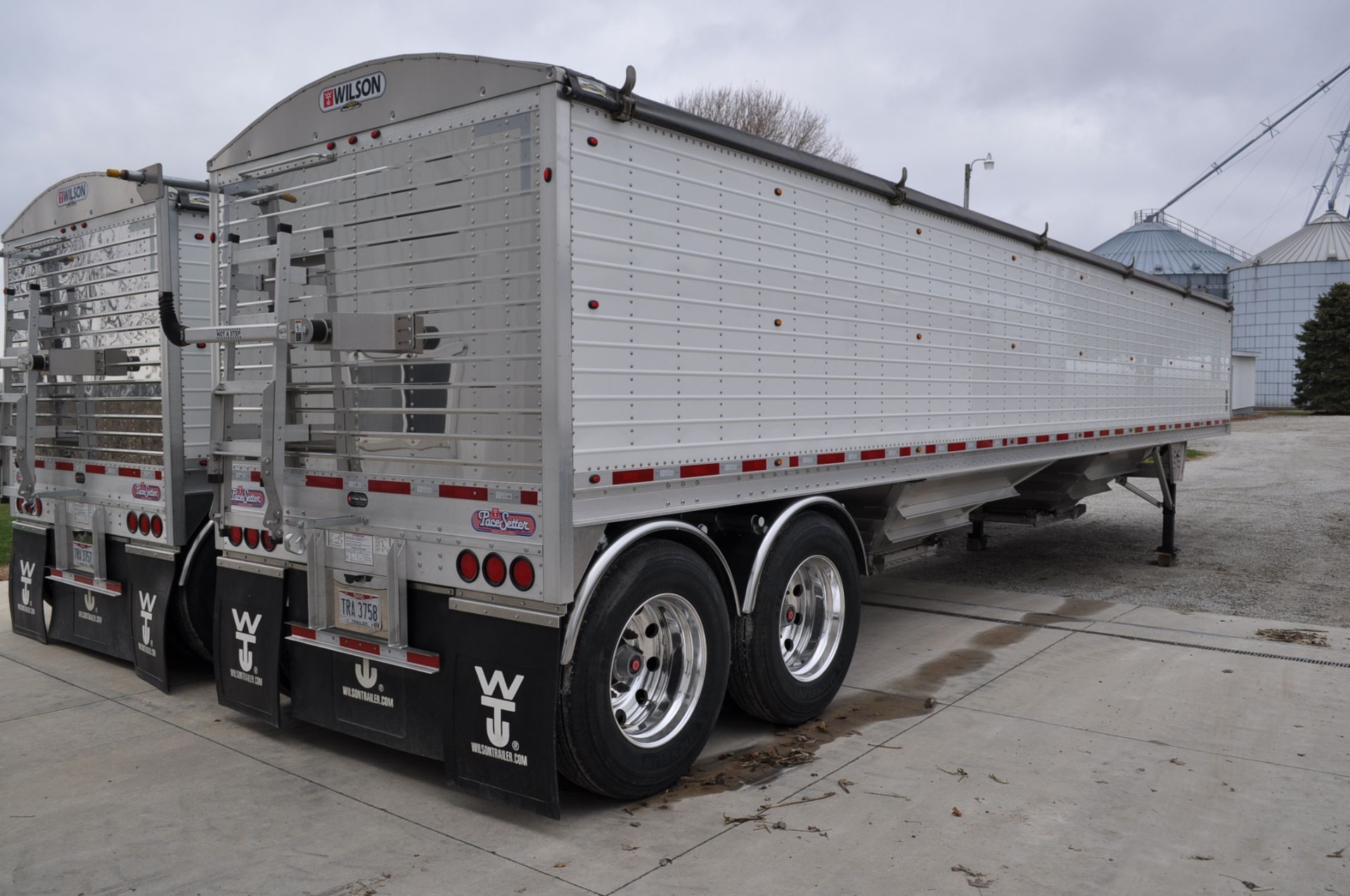 2015 Wilson 41’ grain trailer, elec roll tarp, strap traps, 3 rows of LED lights, rear fenders, - Image 2 of 6