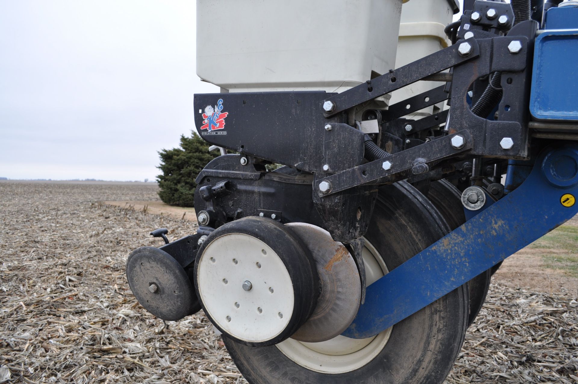 Kinze 24-row 3800 corn planter, front fold, PP Vset meter, V drive, wave vision, delta force down - Image 5 of 18