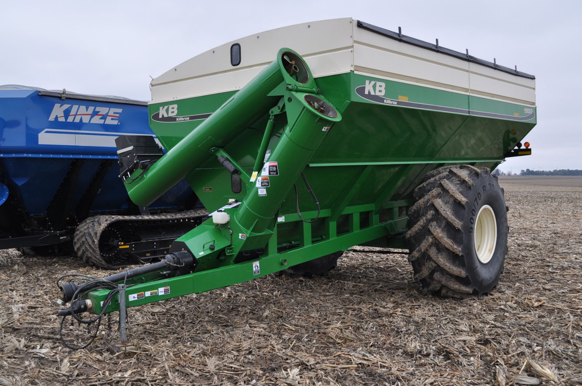 Killbros 1950 grain cart, w/scales, 900/70R32 tires