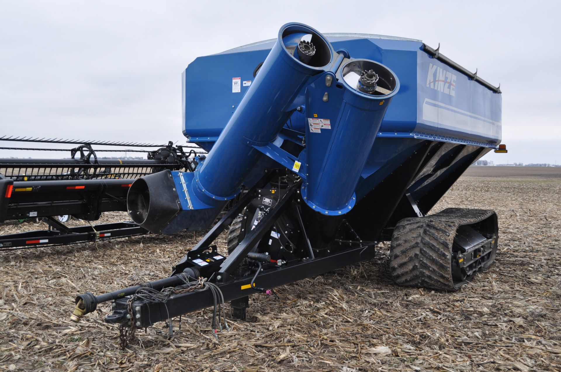 Kinze 1100 grain cart, 36” wide tracks, hyd spout, scales, roll tarp, sight windows