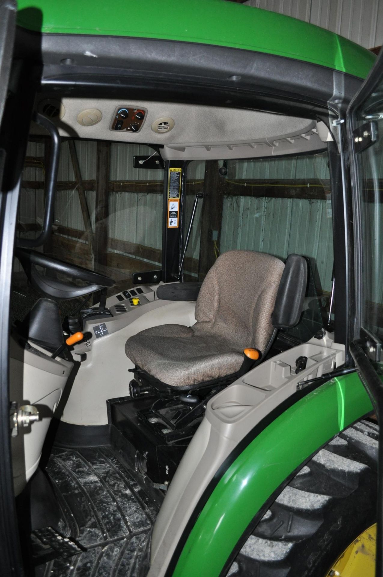 John Deere 3520 utility tractor, MFWD, CHA, loader mount, joystick, 3 pt, 540 pto, 365 hrs - Image 6 of 15