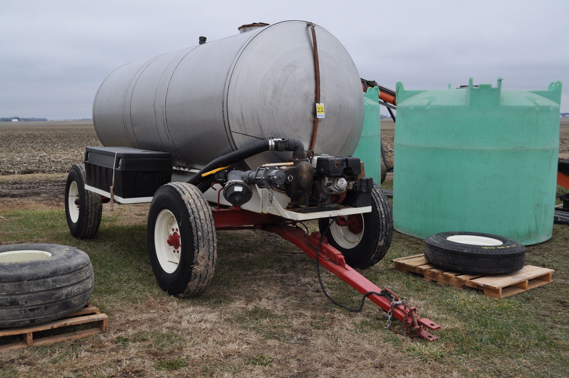 2000 gallon SS nurse wagon, Honda motor, 3” cast pump, wagon gear, 9.00-20 tires - Image 2 of 12