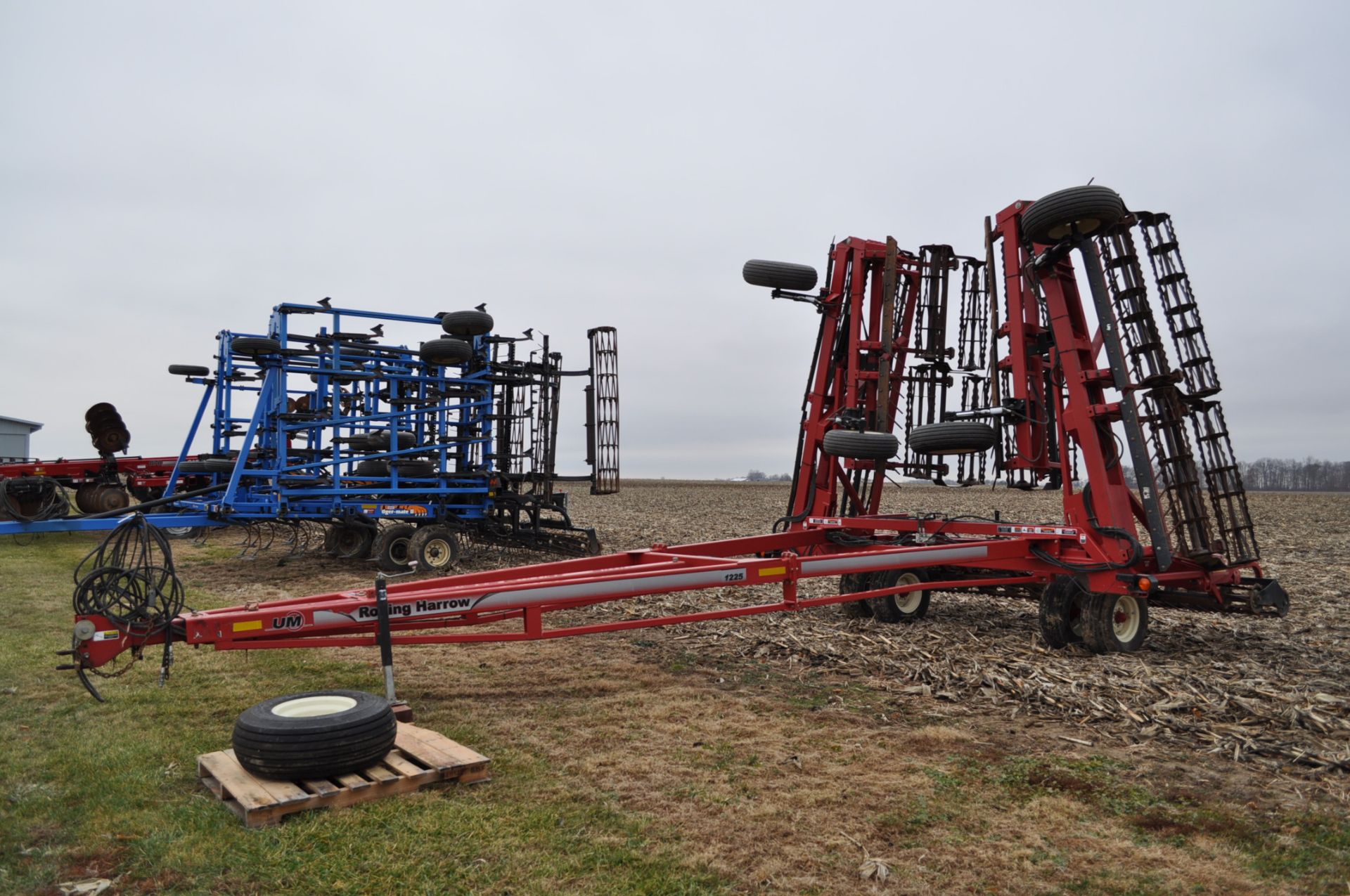 54’ Unverferth McCurdy 1225 double rolling basket, single bar harrow, hyd double fold