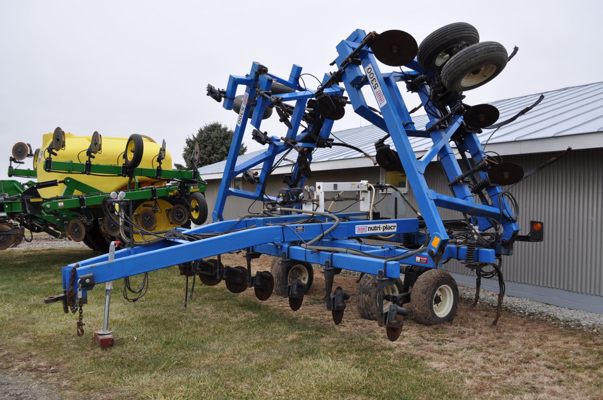 42.5’ DMI 17-shank Nutriplacer NH3 toolbar, hyd double fold, walking tandem on main & wing