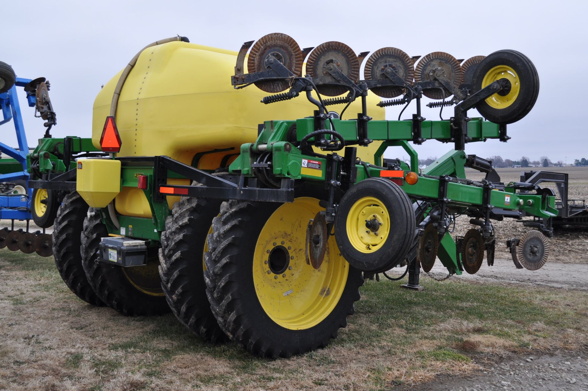 60’ John Deere 2510L 28% applicator, 25 coutler w/ knife, 5 section Green Star rate controller - Image 3 of 18