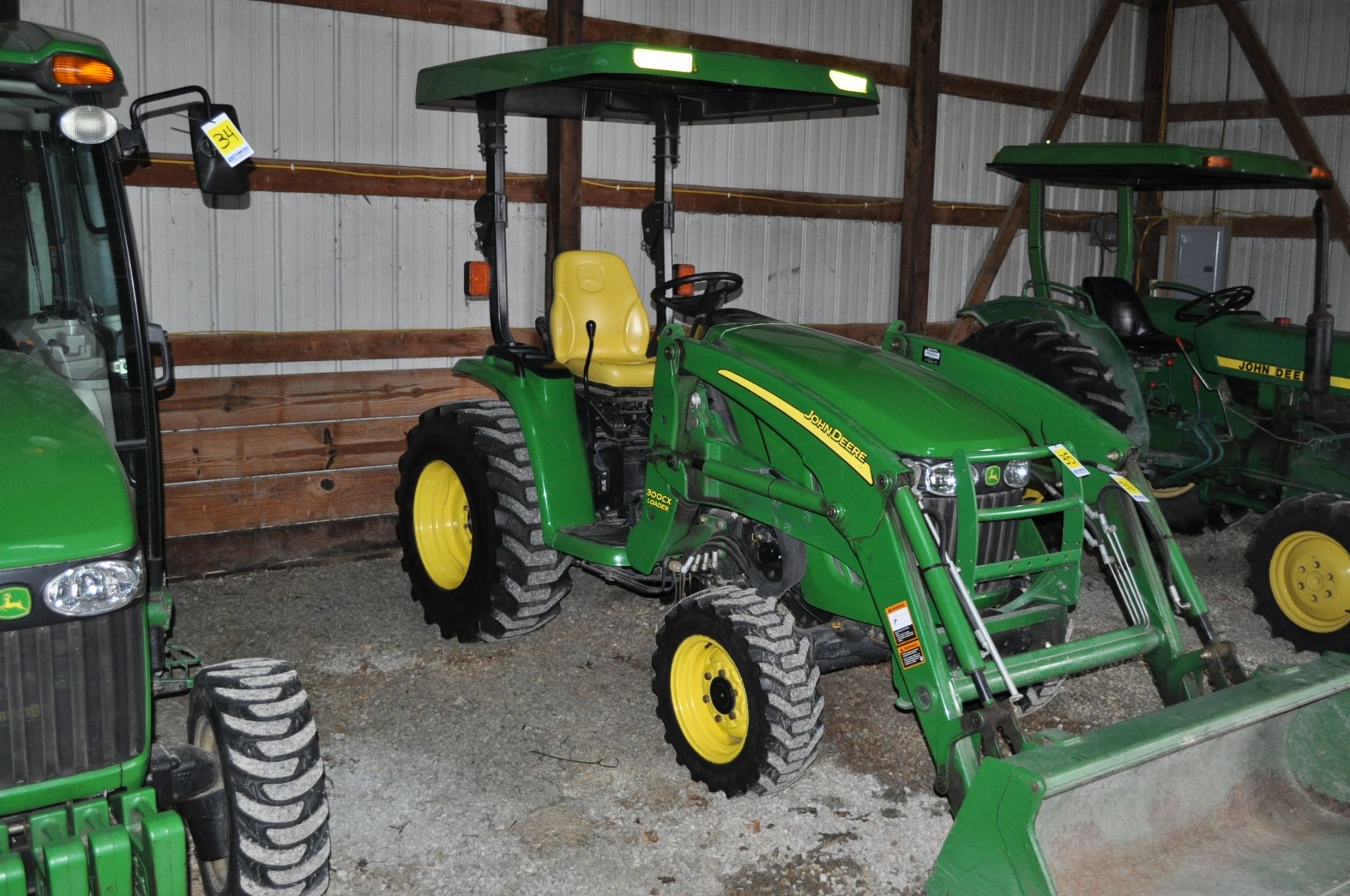 John Deere 3120 utility tractor, MFWD, 15-19.5 rear, 25 x 8.50-14 R 4 tires, 3 pt, 540 pto hydro - Image 2 of 16