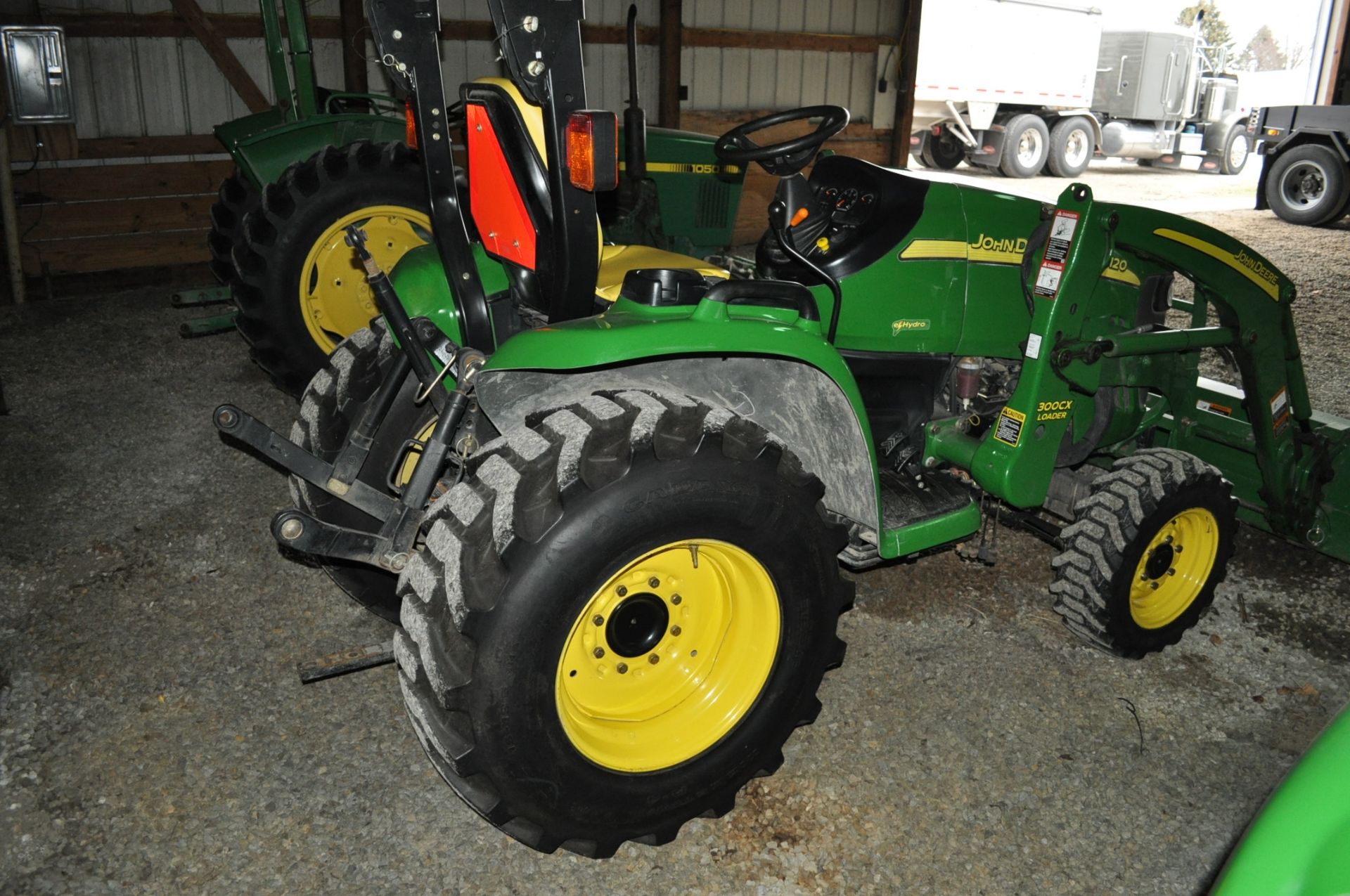 John Deere 3120 utility tractor, MFWD, 15-19.5 rear, 25 x 8.50-14 R 4 tires, 3 pt, 540 pto hydro - Image 3 of 16