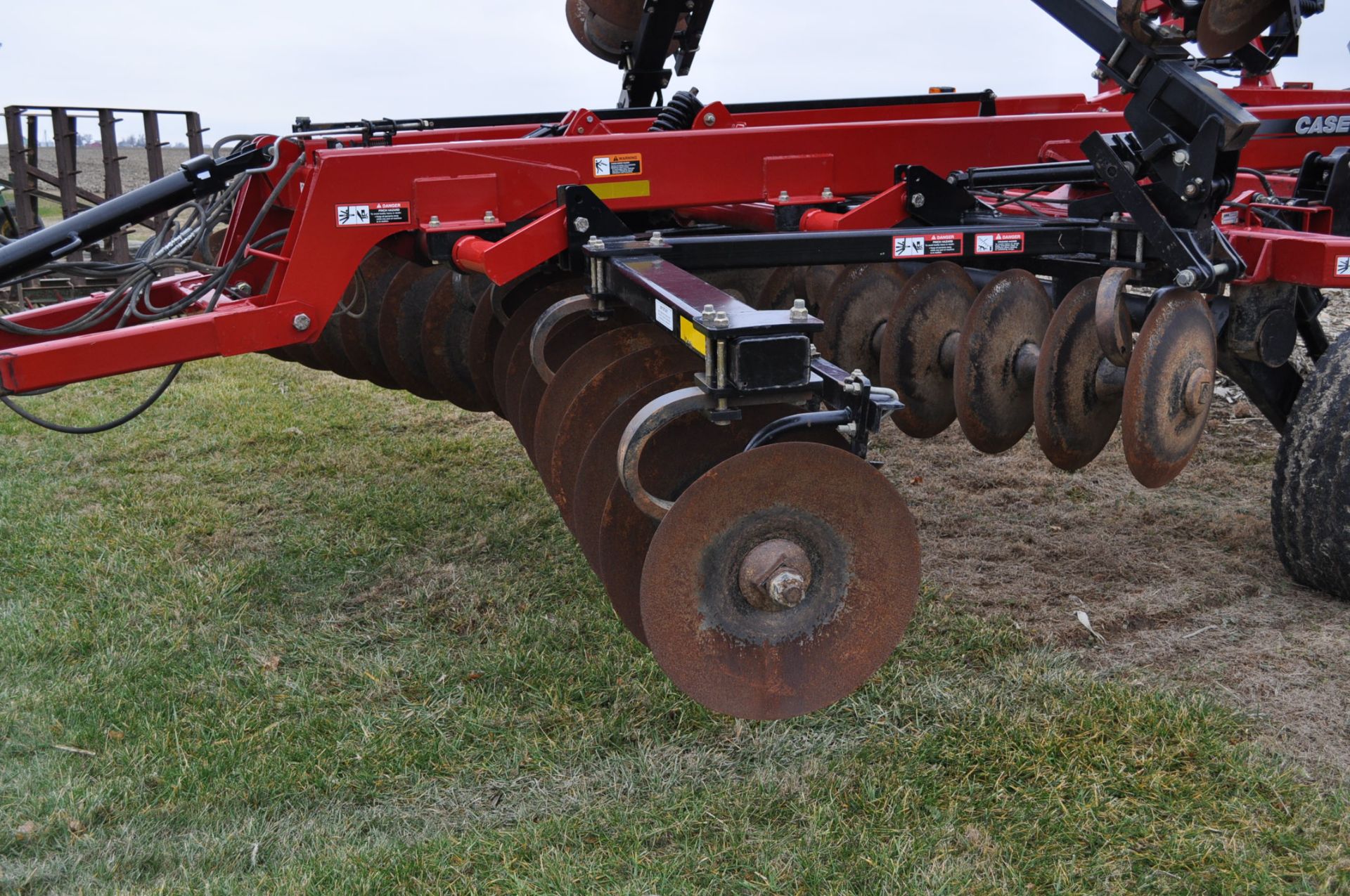 Case IH 870 Ecolo-Tiger disc ripper, 9-shank, hyd fold disc & rear gang, disc levelers w/ rolling - Image 6 of 12