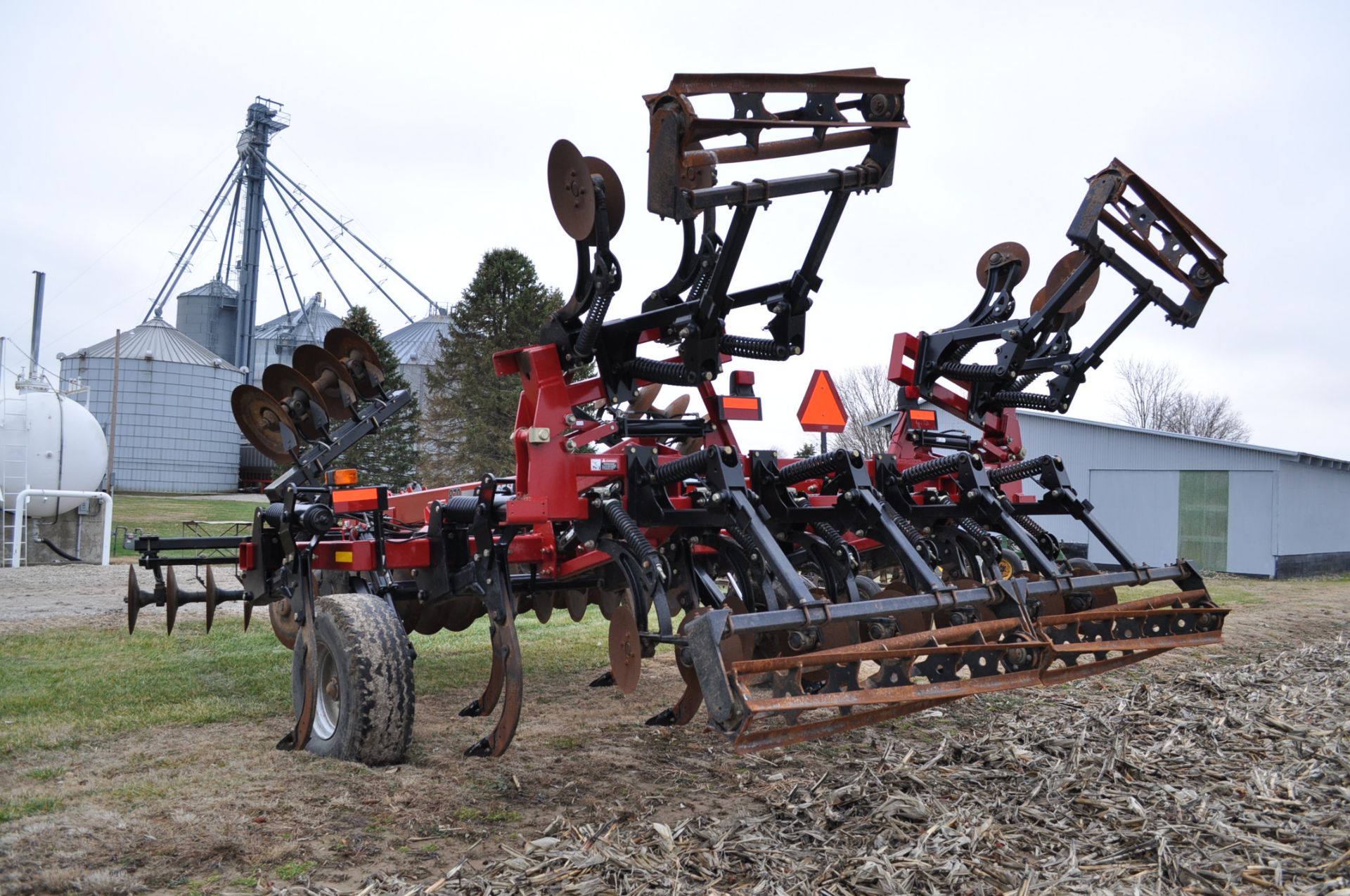 Case IH 870 Ecolo-Tiger disc ripper, 9-shank, hyd fold disc & rear gang, disc levelers w/ rolling - Image 4 of 12