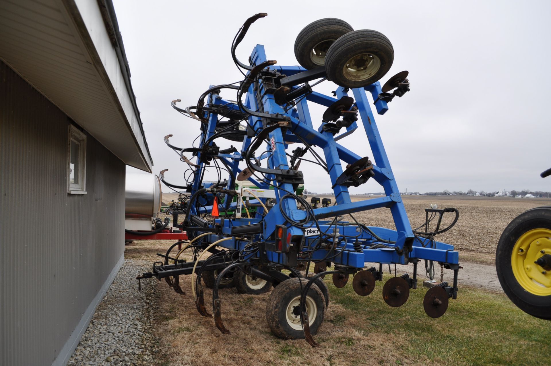 42.5’ DMI 17-shank Nutriplacer NH3 toolbar, hyd double fold, walking tandem on main & wing - Image 3 of 14