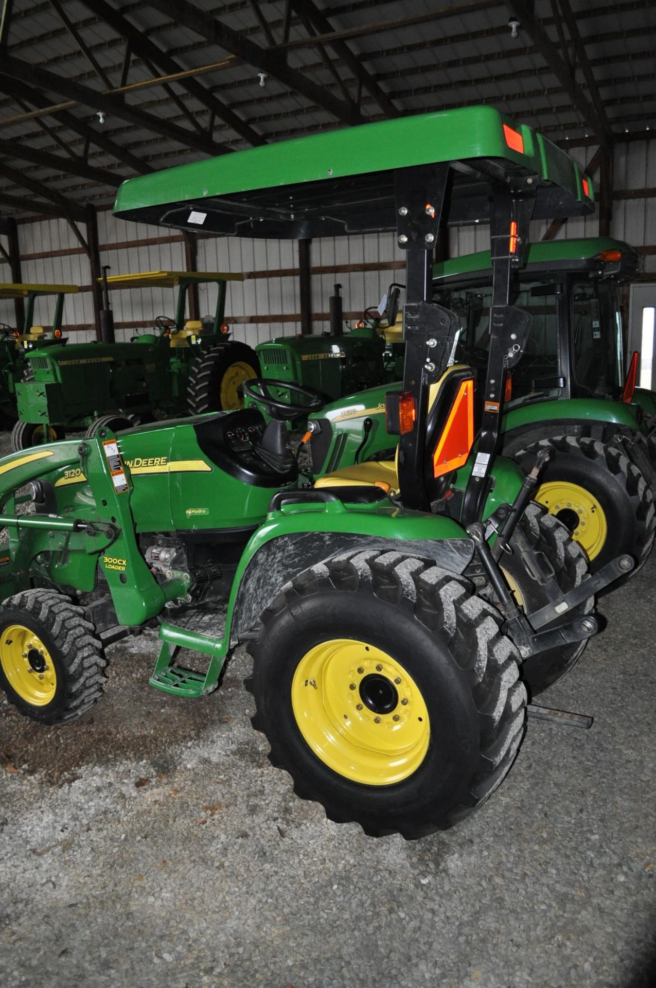 John Deere 3120 utility tractor, MFWD, 15-19.5 rear, 25 x 8.50-14 R 4 tires, 3 pt, 540 pto hydro - Image 4 of 16