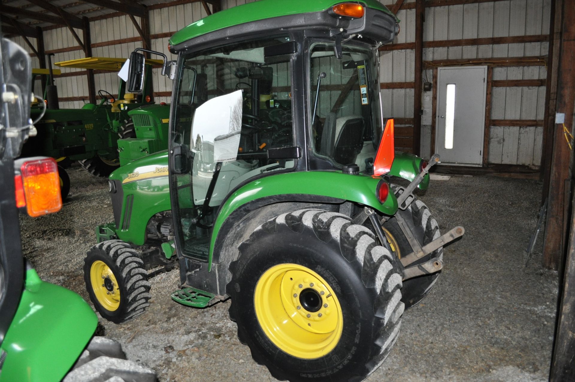 John Deere 3520 utility tractor, MFWD, CHA, loader mount, joystick, 3 pt, 540 pto, 365 hrs - Image 4 of 15