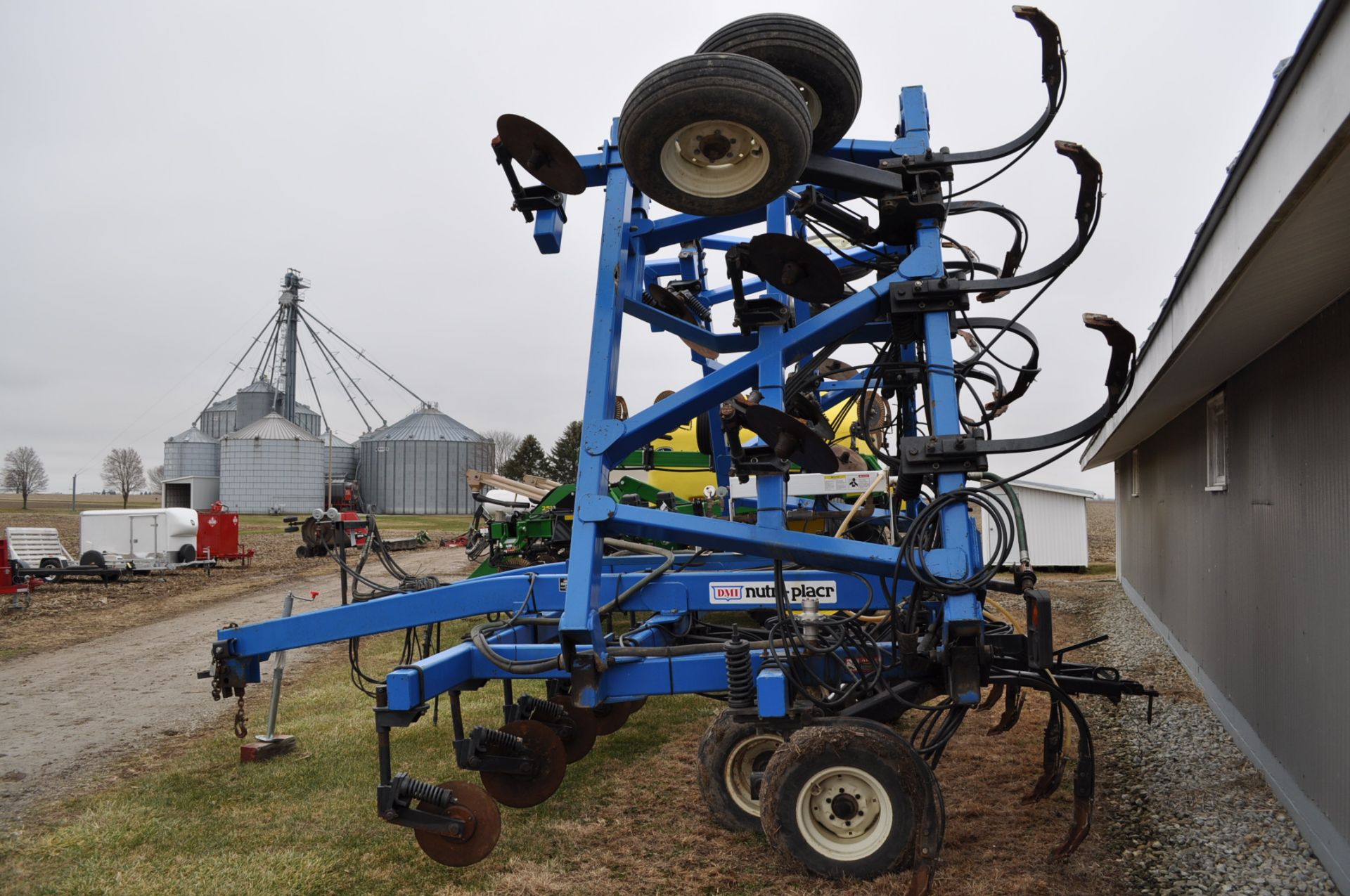 42.5’ DMI 17-shank Nutriplacer NH3 toolbar, hyd double fold, walking tandem on main & wing - Image 4 of 14