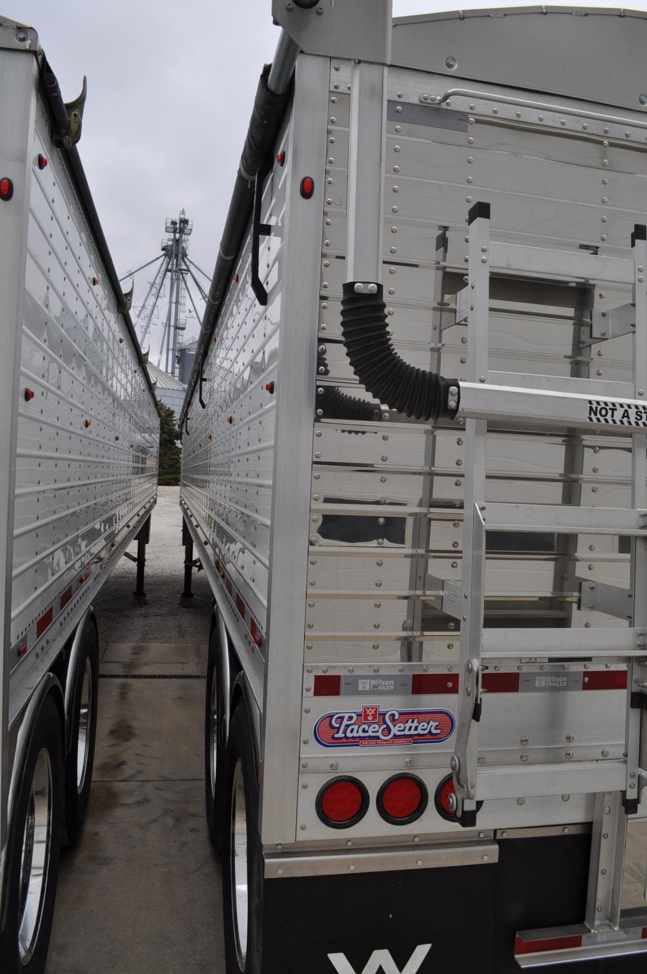 2015 Wilson 41’ grain trailer, elec roll tarp, strap traps, 3 rows of LED lights, rear fenders, - Image 3 of 6
