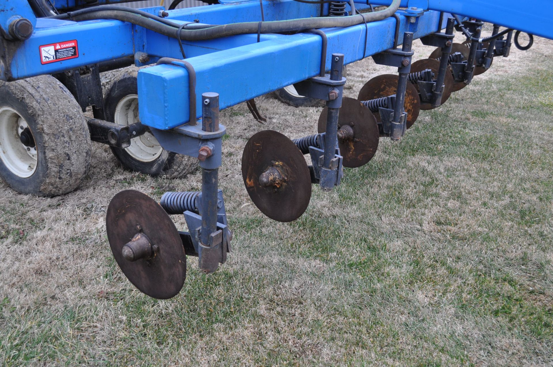 42.5’ DMI 17-shank Nutriplacer NH3 toolbar, hyd double fold, walking tandem on main & wing - Image 13 of 14