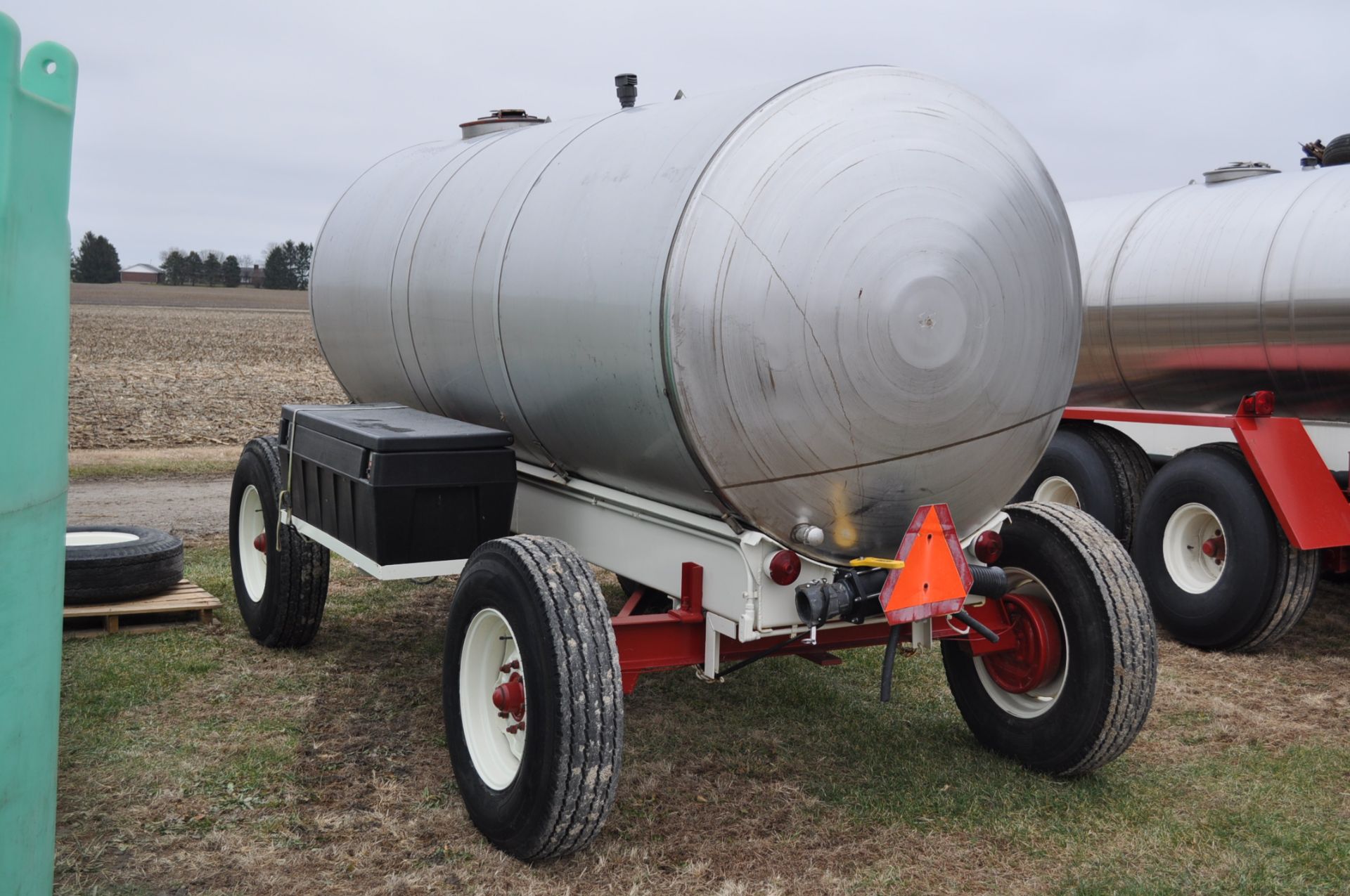 2000 gallon SS nurse wagon, Honda motor, 3” cast pump, wagon gear, 9.00-20 tires - Image 4 of 12