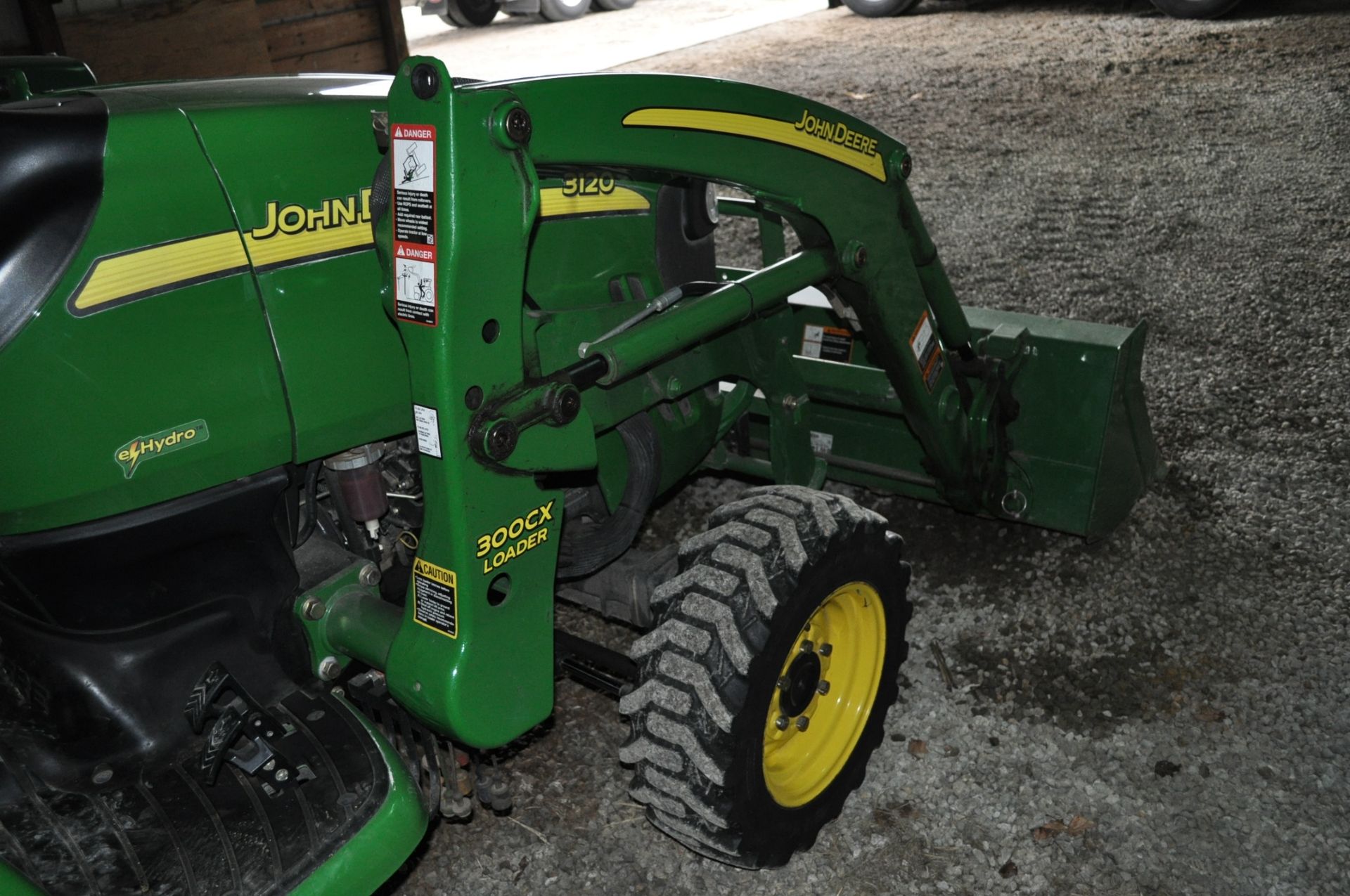 John Deere 300 CX Loader, fits 3520 or 3120 tractor - Image 4 of 5