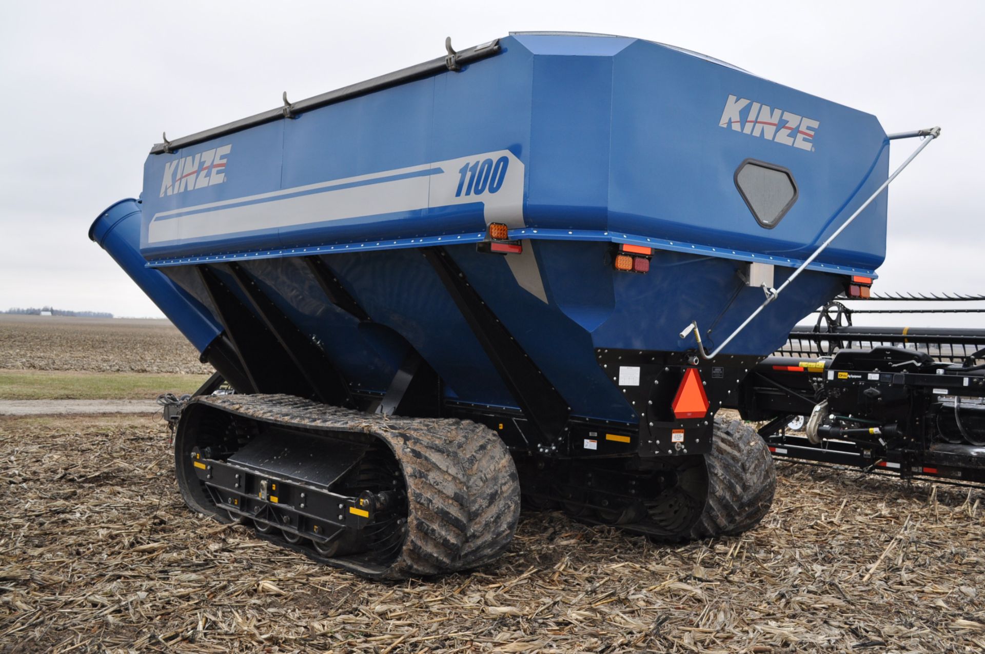 Kinze 1100 grain cart, 36” wide tracks, hyd spout, scales, roll tarp, sight windows - Image 4 of 28