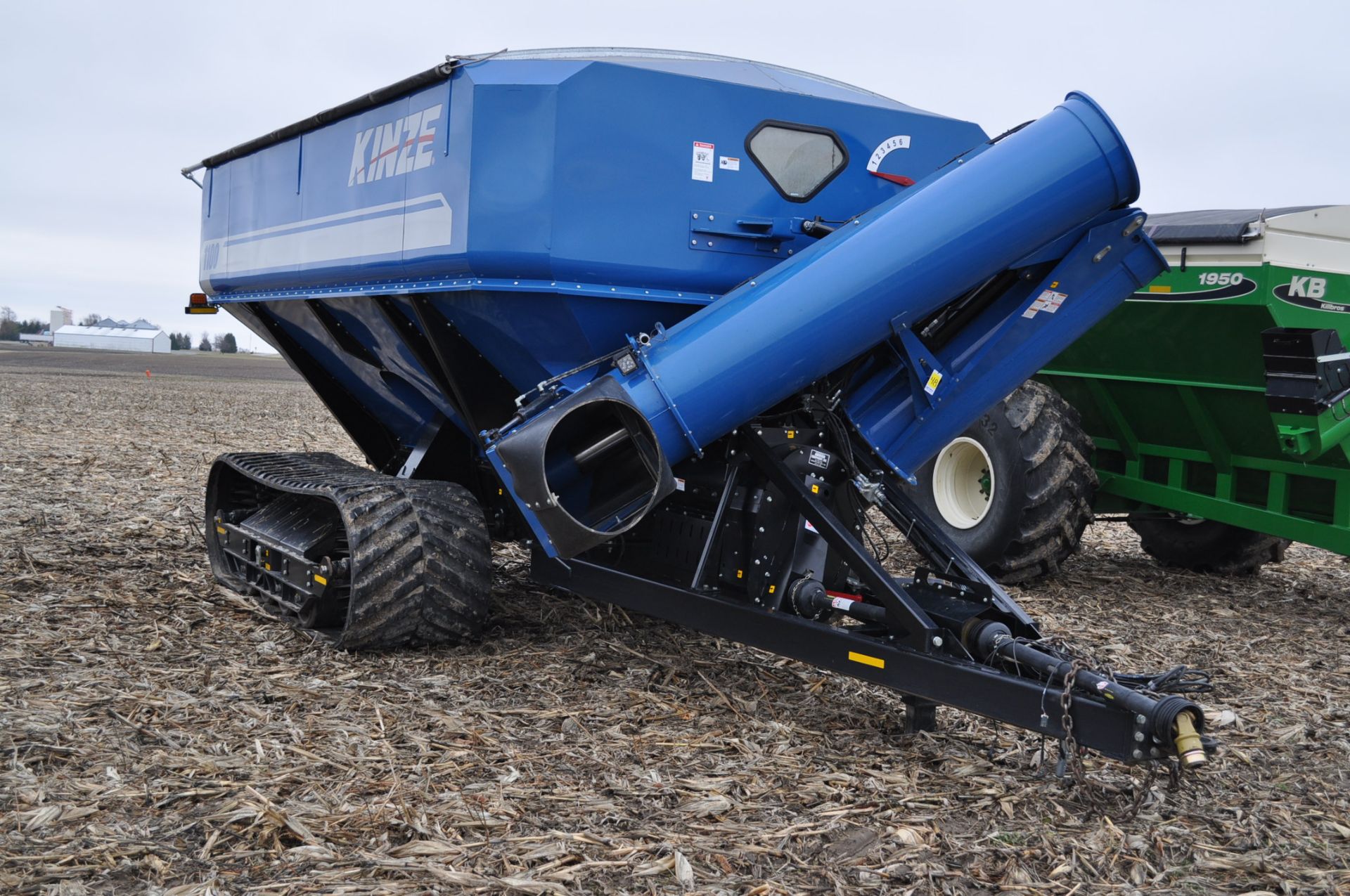 Kinze 1100 grain cart, 36” wide tracks, hyd spout, scales, roll tarp, sight windows - Image 2 of 28