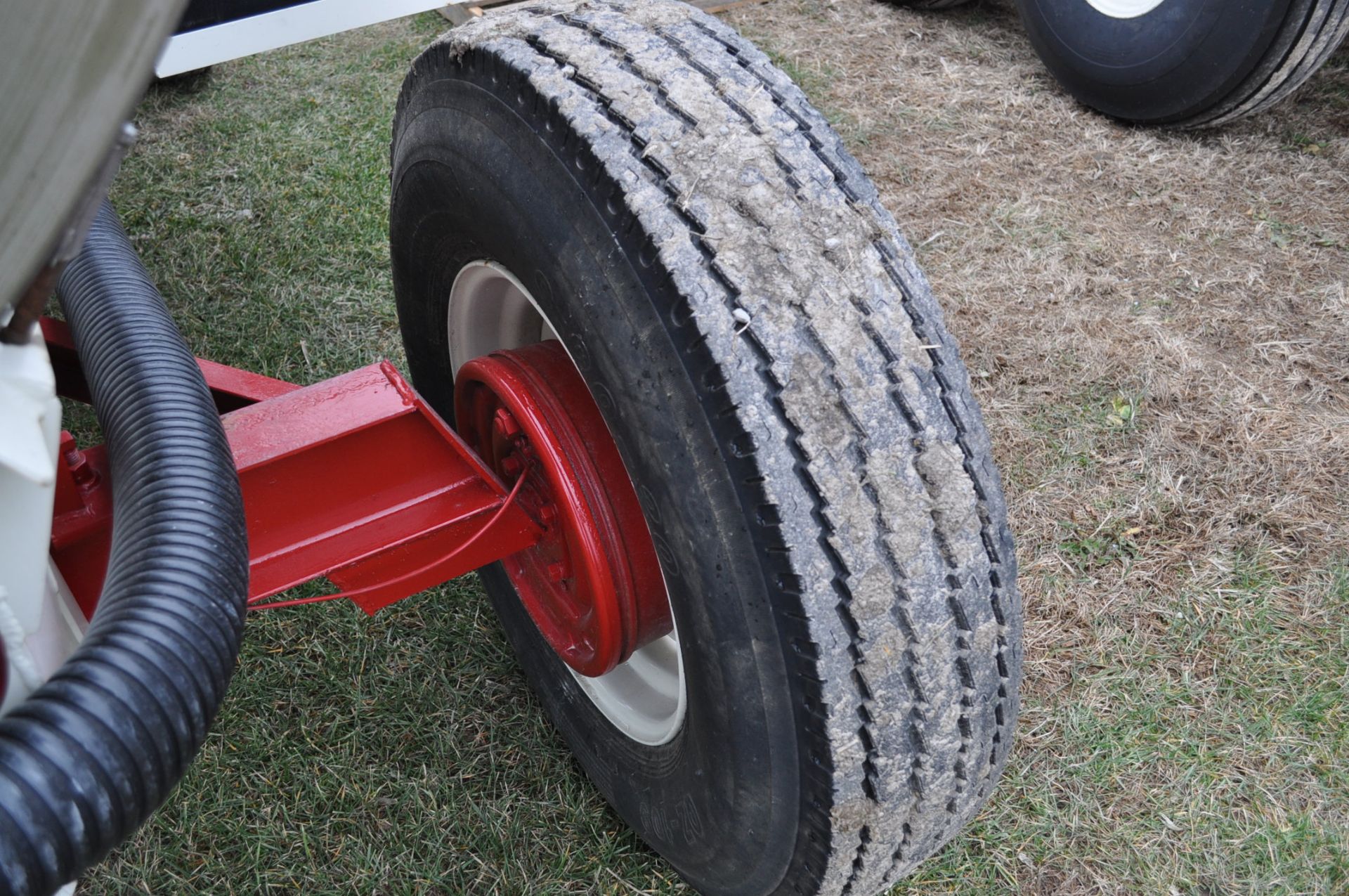 2000 gallon SS nurse wagon, Honda motor, 3” cast pump, wagon gear, 9.00-20 tires - Image 8 of 12