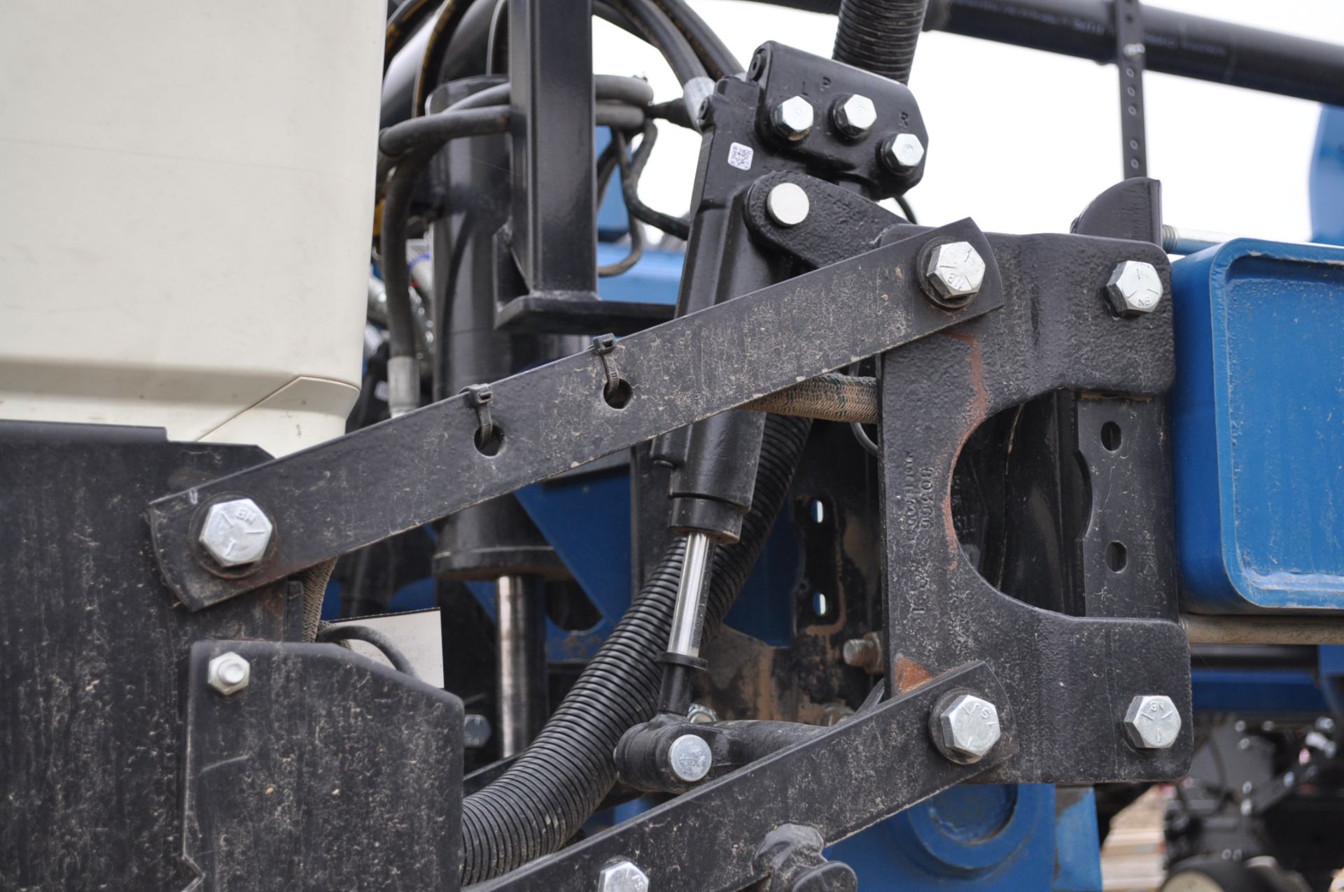 Kinze 24-row 3800 corn planter, front fold, PP Vset meter, V drive, wave vision, delta force down - Image 7 of 18