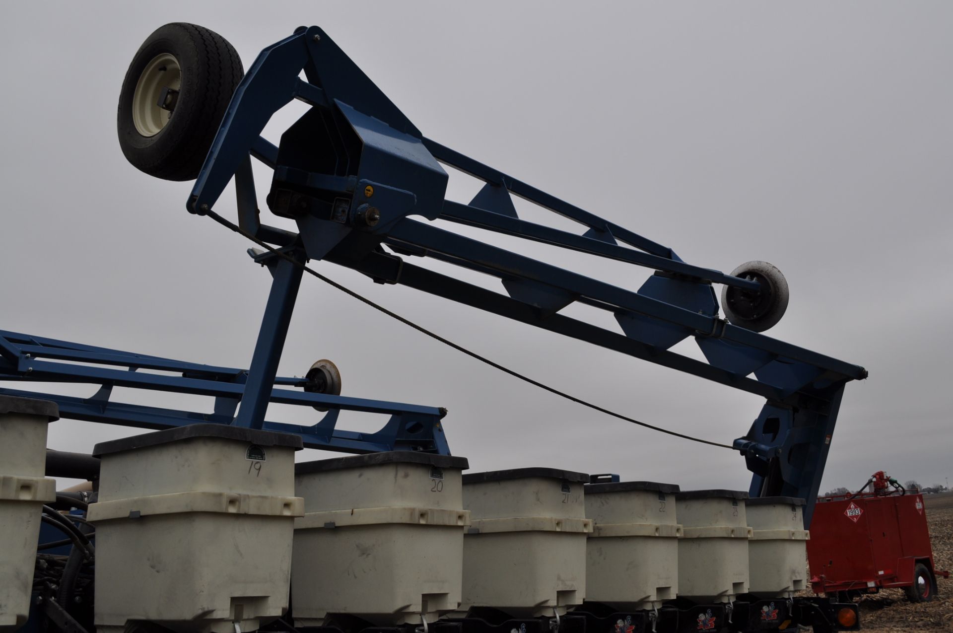 Kinze 24-row 3800 corn planter, front fold, PP Vset meter, V drive, wave vision, delta force down - Image 12 of 18